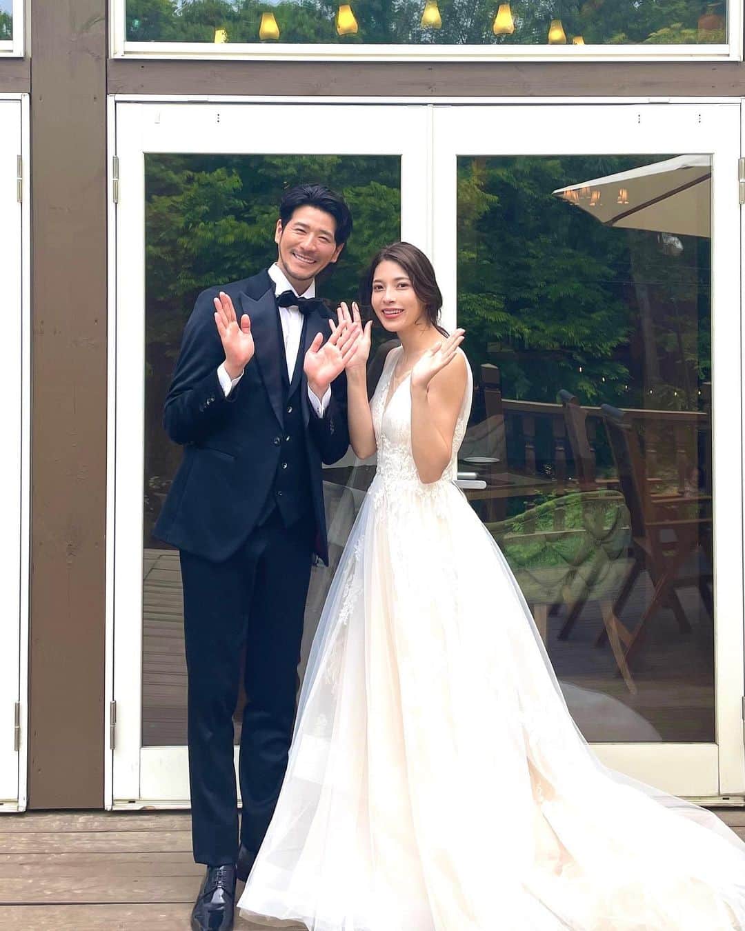 のインスタグラム：「鳥取でのお仕事でした😊 ⁡ 今年一月に初めて撮影で鳥取へ行き 今回は二度目の撮影でした ⁡ 今回は会場メインの撮影だったので ポニーちゃんは登場せず🐴 ⁡ 二日間での撮影でしたが 天気に恵まれて無事終了😉 ⁡ 宿泊した宿も最高でしたよ😉 ⁡ 2日目の撮影はすぐに終わったので ゆっくり露天風呂に入ってから東京へ ⁡ いつもはバタバタで飛行機や新幹線に 乗るのでこんな贅沢あっていいのか、、笑 ⁡ ⁡ ⁡ 早くまた行きたいなぁ と思わせてくれる贅沢な空間でした☺️ ⁡(設備をフルで利用させてもらいました) ⁡ @primrosegarden_daisen   有難うございました🕊️ ⁡ ⁡  ps.ギャルピースが直らない  ⁡ ⁡ #model#freemodel#洋装 #フリーランス#ロケ撮影#メンズモデル#フリーモデル #ハーフモデル#ハーフ #freelance#bridal #フリーランスモデル#笑顔#モデル#撮影#タキシード #tuxedo  #wedding #ウェディングドレス #前撮り #japanese #ロケ #ブライダル#ウエディング#結婚#ブライダルモデル」