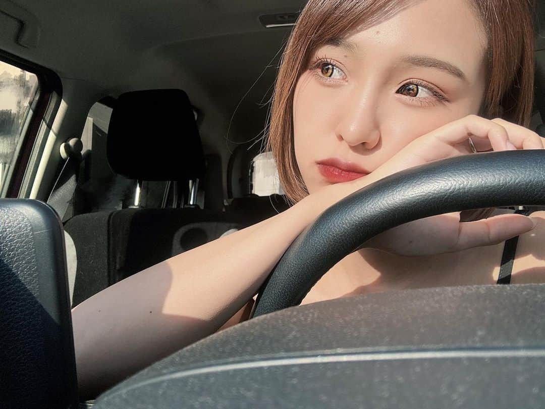山田菜々美のインスタグラム：「. どっちかって言うと 運転したい派です🛞 .」
