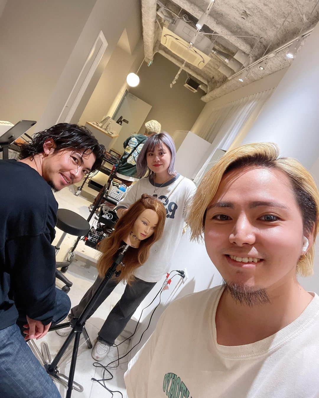 もるさんさんのインスタグラム写真 - (もるさんInstagram)「本日から3日間名古屋店にて勤務しております🫡  1ヶ月と2週おきに金曜日〜日曜日で 名古屋店で勤務してます！ 次回は7月7~9日になります🙌  #aitokyonagoya #名古屋店 #出張 #金髪 #かきあげヘア #センターパート#マッシュ#モテ#韓国#韓国マッシュ#韓流#bts#メンズ#メンズヘア#メンズ特化#美容師#日本一#もるさん#マネージャー#クリエイティブディレクター#youtube#youtuber#ユーチューバー#aitokyo」5月19日 22時00分 - morusan_aitokyo