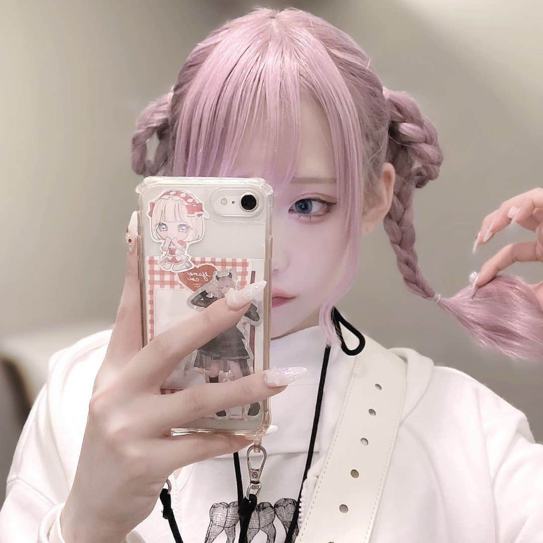凸守すずのインスタグラム：「髪色今回も神です⭐︎ 最初割と紫やったけど色落ちも可愛くてるんるん🎶 エクステ60本くらいだよ！地毛も伸びてきたからエクステつける本数も少なくなって嬉しい🥺🥺 @lapis_anju さんいつもありがとうございます！！」