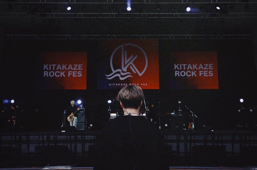 AG（エイジ）のインスタグラム：「いよいよ明日から！ 皆さんKITAKAZE ROCK FES. 2023 2日間よろしくお願いします🦅 . . @noisemaker_official   【開催まであと1日🔥】  いよいよ明日から開催！ KITAKAZE ROCK FES. 2023   2023年5月20日(土)・21日(日) 札幌芸術の森 野外ステージ  ▼前売チケットは本日23:59まで！ kitakazerockfes.com/tickets/」