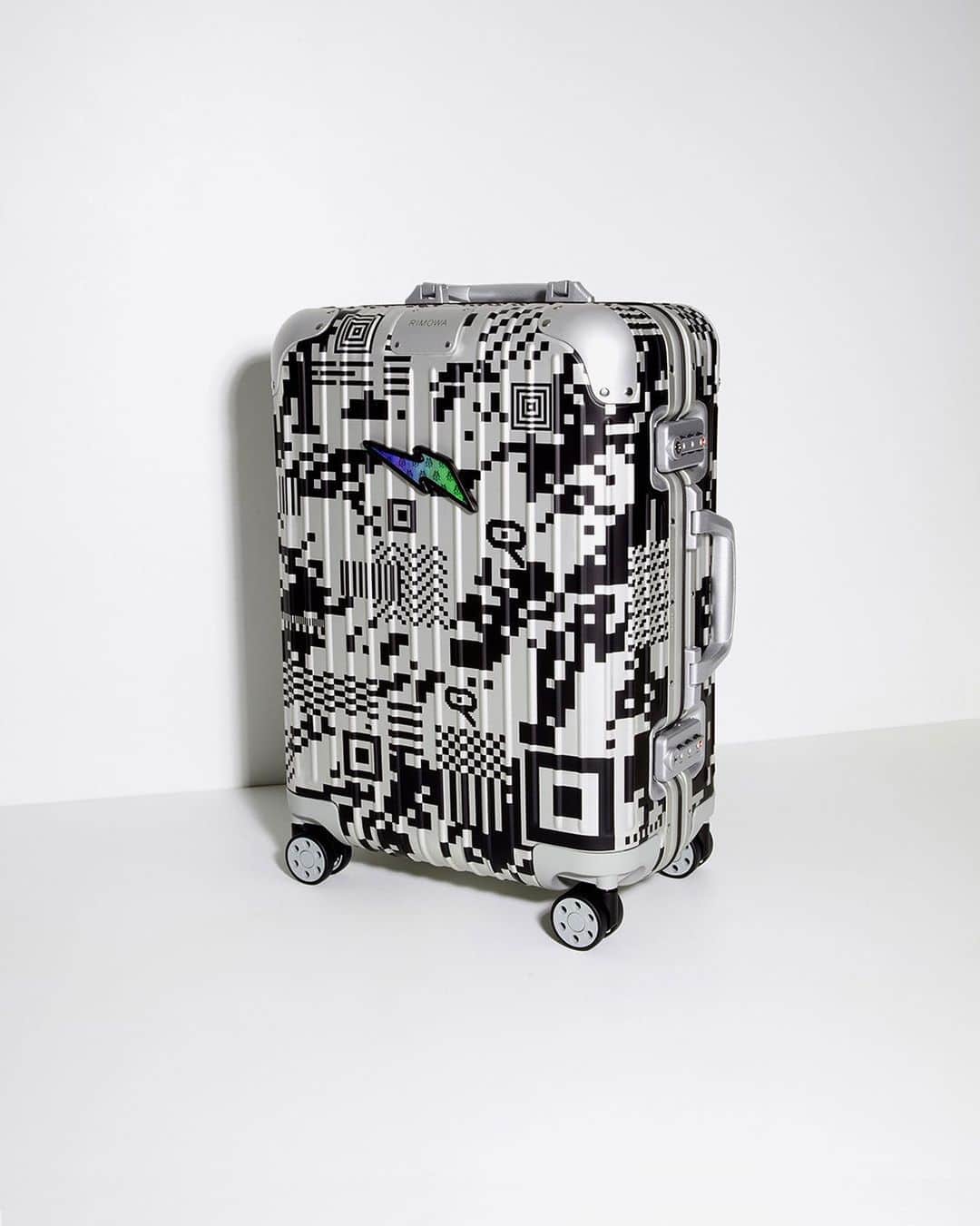 のインスタグラム：「The RIMOWA x RTFKT Forging event starts soon.   Running from May 29 to June 5, the Forging event allows NFT holders the redemption of the physical #RIMOWAxRTFKT Meta Artisan Original Cabin suitcase. Tap the link in bio for details.」