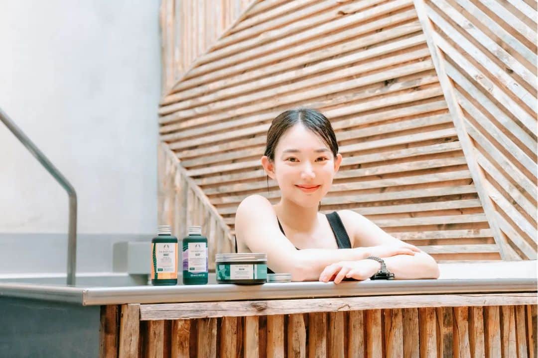 のインスタグラム：「THE BODY SHOPのウェルネスシリーズを⁡ ⁡富士サーマルクライム 世界のサウナで🗻  ウェルネスシリーズには香りの異なる3種類があって、 それぞれ、プロによるアクティビティと一緒に体験してきた🫰  ・ユーカリーとローズマリーの香りが鼻にすっと入ってくるBREATHE 呼吸を深めるヨガ  ・マンダリンとベルガモットの香りでエネルギッシュになれるBOOST EDM流れるエンタメアウフグース  ・ラベンダーとベチバーの香りで心が穏やかになるSLEEP 心がとろけるシンキングボール  サステナ界隈の数ある認証の中で、 ヨーロッパではこれさえとっていれば 安心と言われるBcoop認証を取っているTHE BODY SHOP  SELF LOVE=ありのままの自分を愛する大切さ を掲げていて、THE BODY SHOPの商品を 使っていると自分と向き合ってご自愛出来る🌿🫶  サウナでも、サウナ以外でも、 自分と向き合う時、大切にしたい時間に使います🤍⁡ ⁡@thebodyshopjp @nyaso110 ⁡@tabisauna.couple ⁡素敵なブランドと商品を知れる機会をありがとうございました🫶 ⁡ ⁡⁡ ⁡#thebodyshop#ザボディショップ#tabisauna#ウェルネスシリーズ#サーマルクライムスタジオ富士#サ旅」
