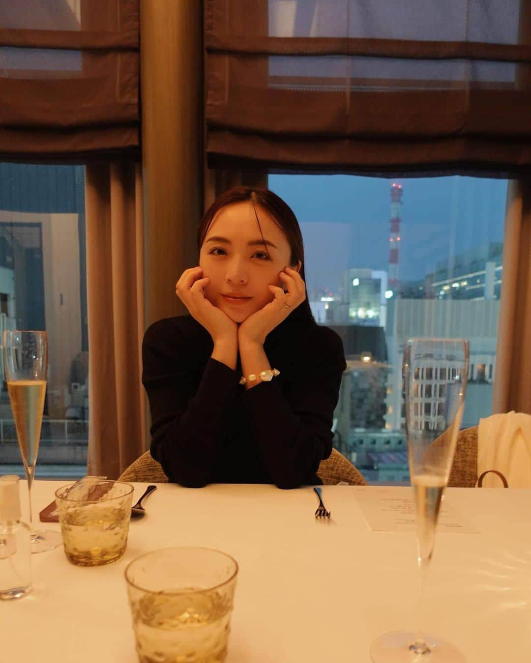 里見茜さんのインスタグラム写真 - (里見茜Instagram)「2023.04.15 遅くなったけど、結婚5周年おめでとう!!🎊  2人で夜ご飯なんていつぶりだろうか。 久しぶりに夜外出できてるんるんな私🕴️♪  去年は大喧嘩して行けなかったので、😇 今年は無事に平和に過ごせて安心です👫♡  結婚5年目になりますが、3人の子供が生まれるまで毎日がハプニングで「大変」という言葉では片付けられないほど，本当に色々、色々あった。笑  思い出すだけで苦しくなる←時間も心も余裕0で気づいたら夫婦生活に亀裂が入っていた時期も🌑  夫婦と言えども元は他人だから衝突はつきもの…😂  お互いうまくいってない時は目を背けないでまず、自分に目を向けるのが本当に大切だなぁと痛感した日々。  子育ての大変さをなすりつけ合うのではなく その大変さを夫婦で共有するからこそ，超えた先に得られるものは人一倍なんだろうねって  今年はゆっくり話せた夫婦時間でした🫶  まだ先は長いから☺️w 私達らしい夫婦関係を築いていこうね👫🤍　  #happyweddinganniversary  #5th」5月19日 22時08分 - satomiakane