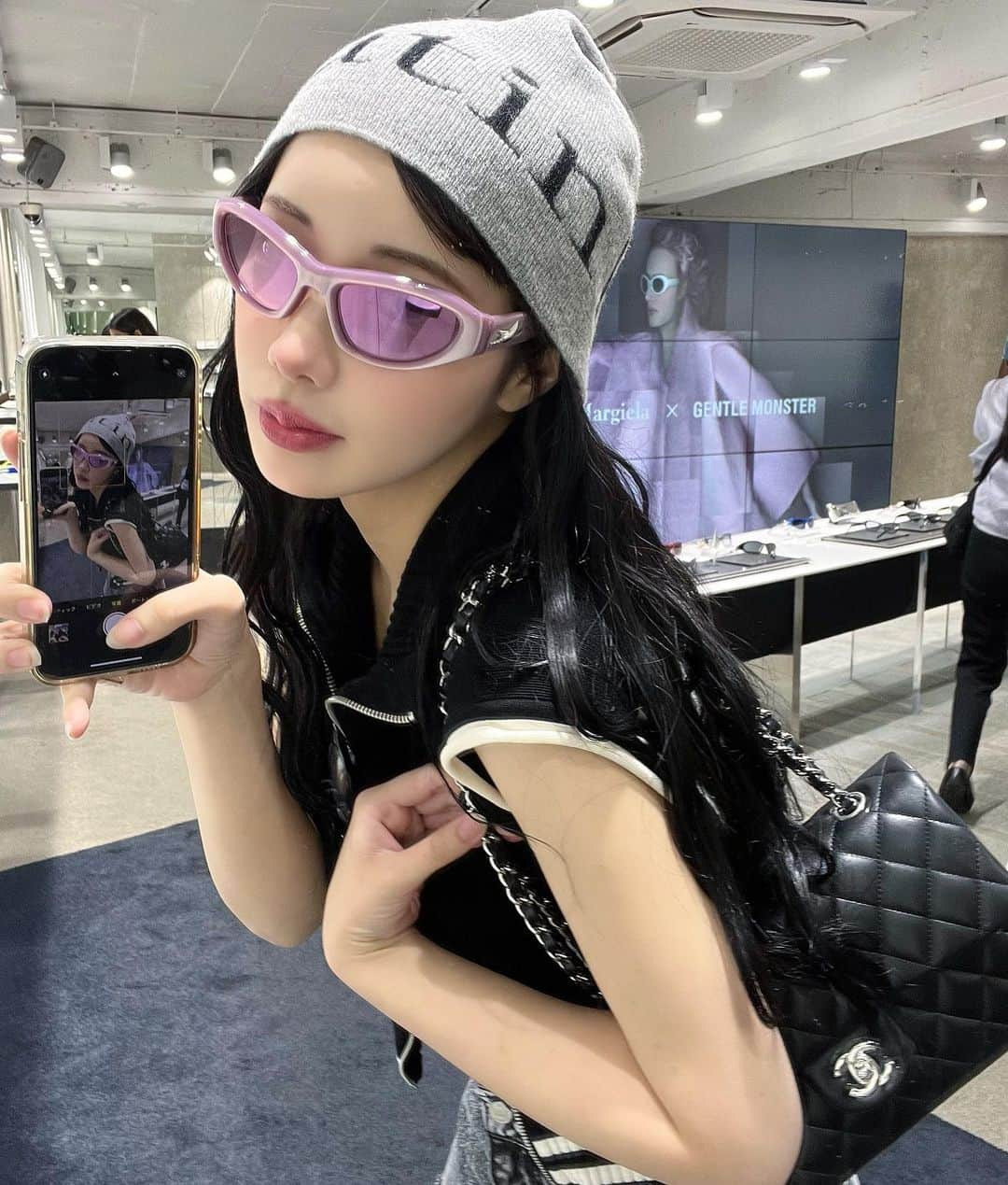 えみ姉さんのインスタグラム写真 - (えみ姉Instagram)「ㅤ 念願の @gentlemonster 🕶♡ ㅤ サングラス2本GETして 夏のギャル支度はじめました🐈‍⬛🎧💕 ㅤ ㅤ ㅤ今年は攻撃力強めで生きます。 ㅤ ㅤ ㅤ #gentlemonster #韓国 #y2k #サングラス」5月19日 22時08分 - emk_oooo