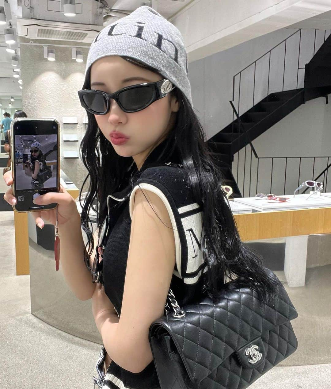 えみ姉さんのインスタグラム写真 - (えみ姉Instagram)「ㅤ 念願の @gentlemonster 🕶♡ ㅤ サングラス2本GETして 夏のギャル支度はじめました🐈‍⬛🎧💕 ㅤ ㅤ ㅤ今年は攻撃力強めで生きます。 ㅤ ㅤ ㅤ #gentlemonster #韓国 #y2k #サングラス」5月19日 22時08分 - emk_oooo