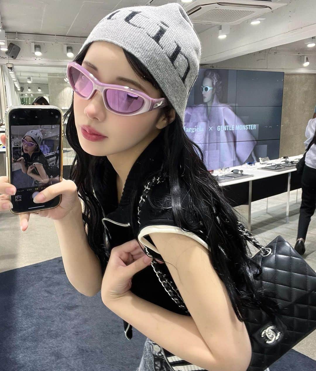 えみ姉のインスタグラム：「ㅤ 念願の @gentlemonster 🕶♡ ㅤ サングラス2本GETして 夏のギャル支度はじめました🐈‍⬛🎧💕 ㅤ ㅤ ㅤ今年は攻撃力強めで生きます。 ㅤ ㅤ ㅤ #gentlemonster #韓国 #y2k #サングラス」