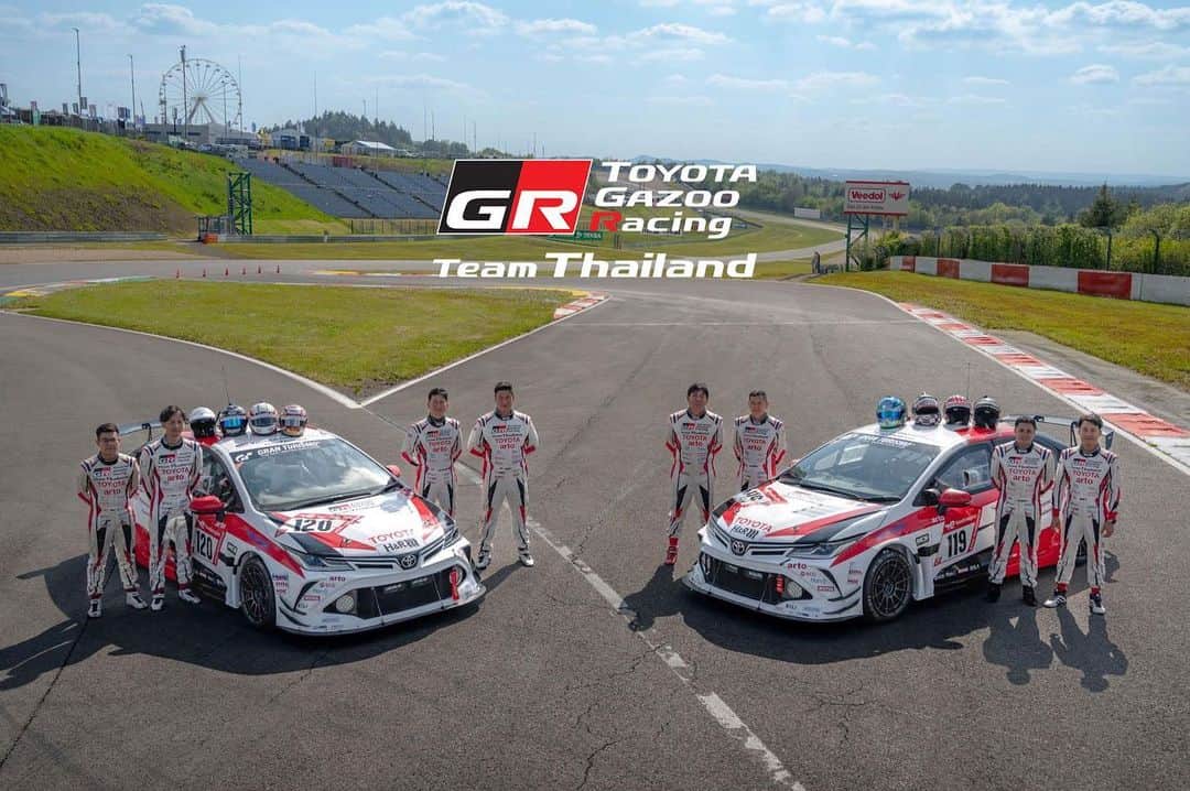 Toyota team thailandさんのインスタグラム写真 - (Toyota team thailandInstagram)「🚗🇹🇭เชียร์ทีมไทย หนึ่งเดียวในรายการ 51th ADAC 24h Race Nürburgring กับการป้องกันแชมป์โลกสมัยที่ 4 รายการมาราธอนสุดโหด 24 ชั่วโมง  Live Streaming: https://www.youtube.com/watch?v=-QamjyNCypg 🕝🇹🇭 วันเสาร์ที่ 20 พฤษภาคม: เริ่มถ่ายทอดสดเวลา 19:45น.  เริ่มแข่ง 20:30น. - 20:30น. ของวันอาทิตย์ #119 Grid Start 1st in Class  #120 Grid Start 3rd in Class  Nürburgring สนามแข่งขันในตำนานตั้งอยู่ที่เมืองนูร์เบอร์ก ประเทศเยอรมนี ที่นักแข่งและทีมแข่งรถยนต์ทั่วโลกอยากจะไปสัมผัสประสบการณ์ความท้าทาย ความหฤโหดและอันตรายเป็นอันดับต้นๆ ของโลก กับความยาวสนามกว่า 25 กม. 73 โค้ง  กับการครบรอบ 10 ปี ของทีมกับการเดินทางไปลงแข่งขันในสนาม Nürburgring สร้างผลงานและชื่อเสียงมากมายให้กับประเทศ ยกระดับวงการมอเตอร์สปอร์ตไทยให้เป็นที่รู้จักในระดับโลก TGRTT จะใช้รถ TOYOTA Corolla Altis GR Sports 2 คัน หมายเลข 119 ขับโดย arto, MadCow, Man, Ton และ 120 ขับโดย Jum, Hong, Kawamura และ Glarr ที่จะลงแข่งเป็นปีแรก โดยในปีนี้จะมีทีมร่วมลงแข่งขัน 132 คันด้วยกัน ร่วมเป็นส่วนหนึ่งในความสำเร็จของคนไทยในวงการมอเตอร์สปอร์ตระดับโลก🇹🇭」5月19日 22時08分 - toyotagazooracingteamthailand