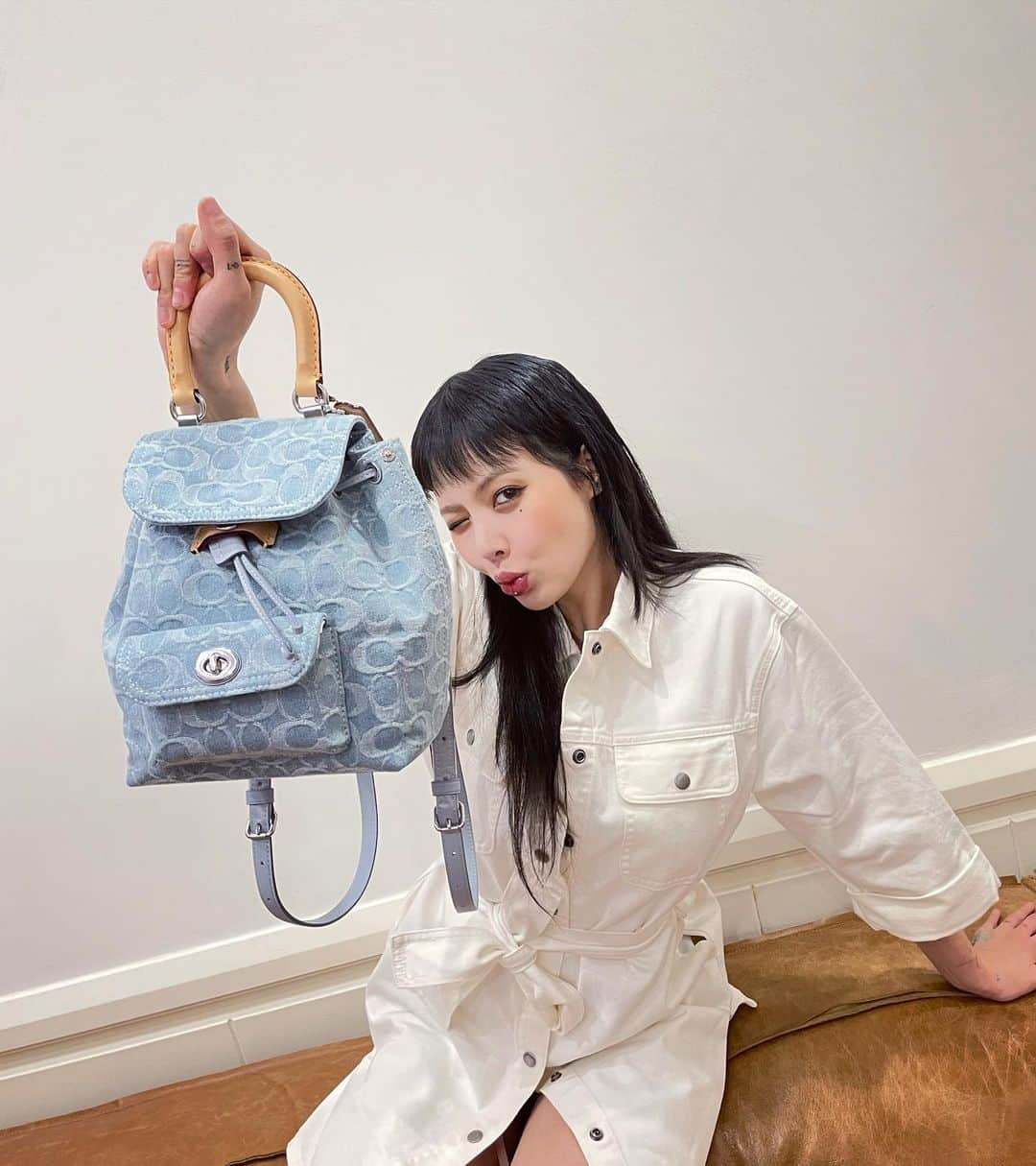 ヒョナ さんのインスタグラム写真 - (ヒョナ Instagram)「🤍🤍🤍 #광고 #coachNY」5月19日 22時14分 - hyunah_aa