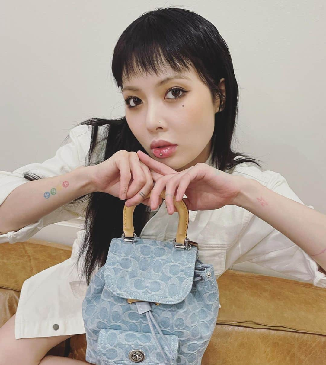 ヒョナ さんのインスタグラム写真 - (ヒョナ Instagram)「🤍🤍🤍 #광고 #coachNY」5月19日 22時14分 - hyunah_aa