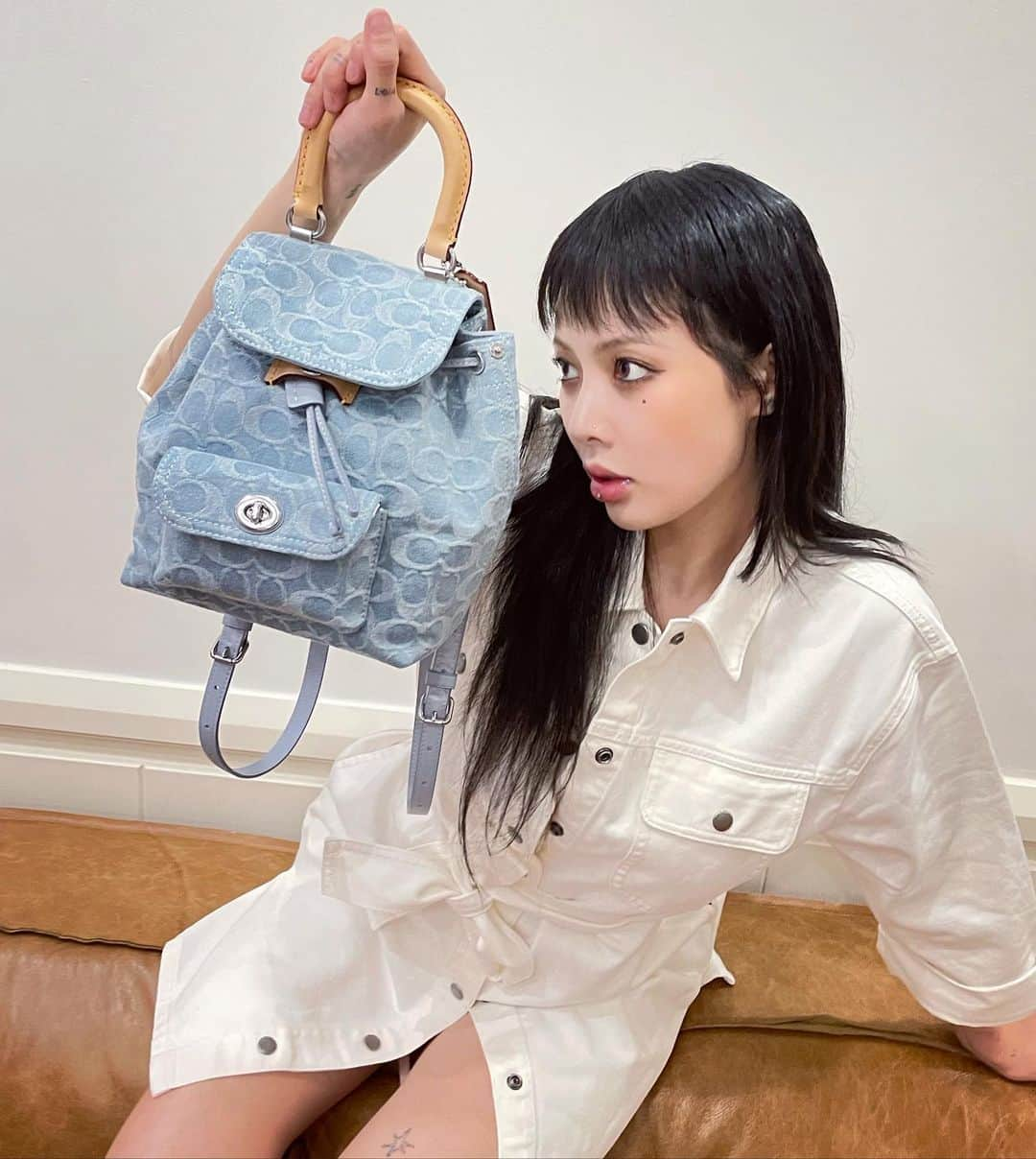 ヒョナ さんのインスタグラム写真 - (ヒョナ Instagram)「🤍🤍🤍 #광고 #coachNY」5月19日 22時14分 - hyunah_aa