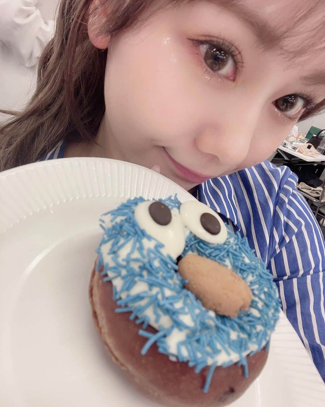 のインスタグラム：「* 春コンの日はメイクさんに 目元キラキラにしてもらったんだ〜✨🍩 髪の毛にもラメ塗ってもらってたけど 本番前には取れちゃってた☺️笑  ちなみに仲良しメイクさん！🫶🏻 いつもちかのくだらない話聞いてくれて かわいいアレンジ、メイクしてくれる🥹  #ラメ #キラキラメイク #ラメシャドウ #メイク #ラメメイク #コスメ」