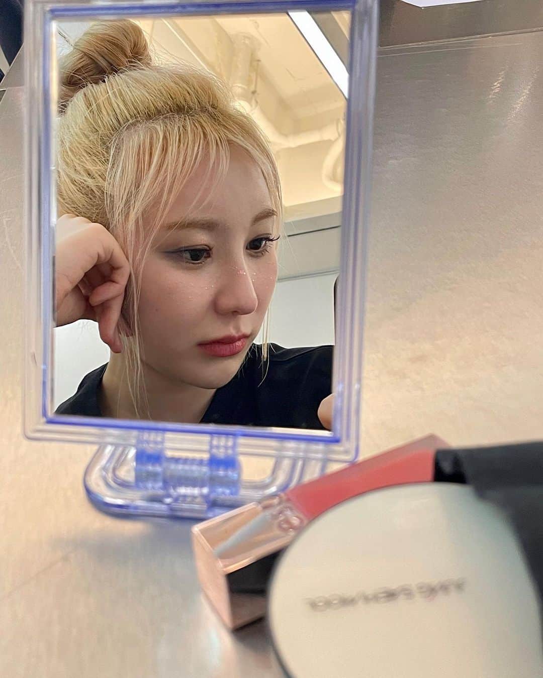 イ・チェヨンのインスタグラム：「콧대에 글리터가 맘에 들어쏘✨?」