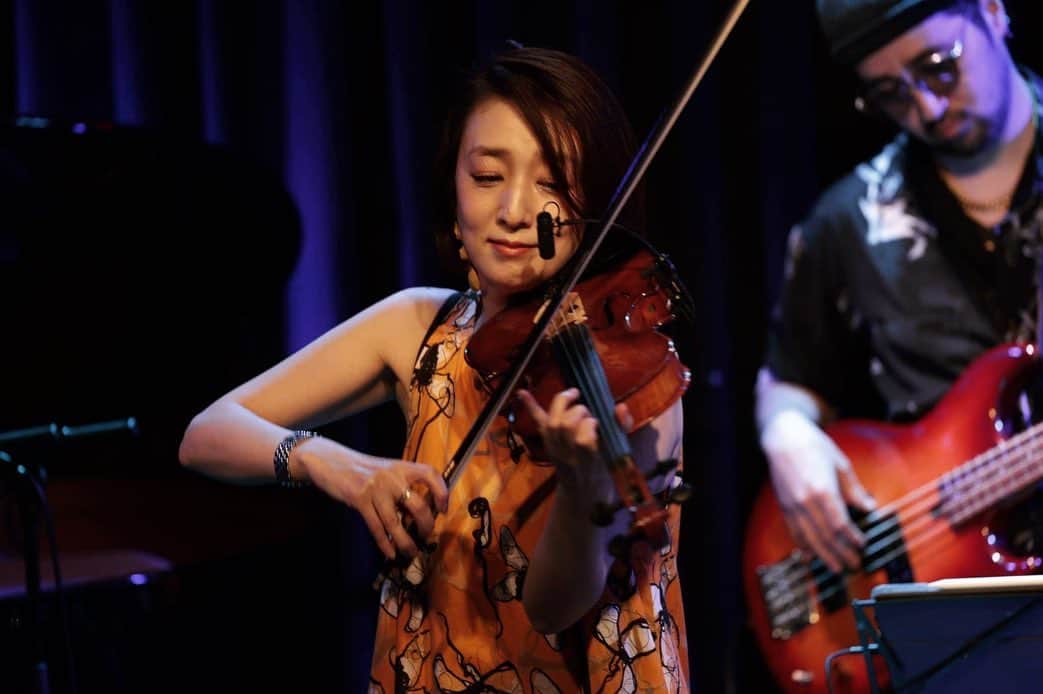 牧山純子のインスタグラム：「16,17日大阪・京都ライブ、初共演の若手メンバーも素晴らしく両会場ともダブルアンコールいただきとても盛り上がりました🔥✨ 私も初の試みフルアコのエレクトリックバイオリンとエフェクターを使うことで、選曲も変わっていき、それも楽しかったです‼️ このメンバーで東京でもライブやらなきゃ😊🙌  #live #jazz #violin #electricviolin #davidgage #misterkellys #bondsrosary」