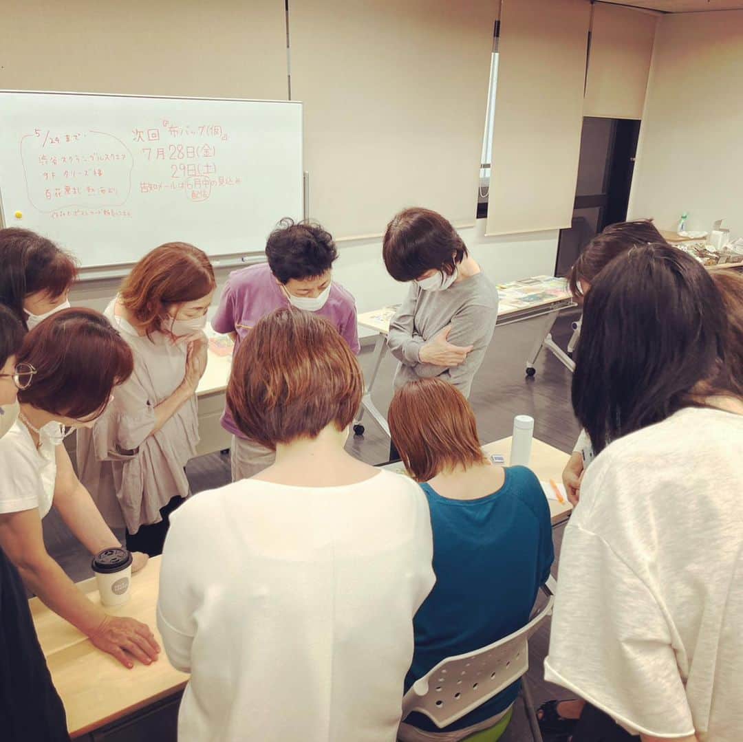 津久井智子のインスタグラム：「#津久井智子の消しゴムはんこ教室 #浅草橋 #蔵前  @eastsidetokyo  皆さんの力作！ かわいいミニ便箋ができました◎ ご参加ありがとうございました😊  明日も午前午後とも空席ありますので、ギリギリまでご予約受け付けてまーす😄」