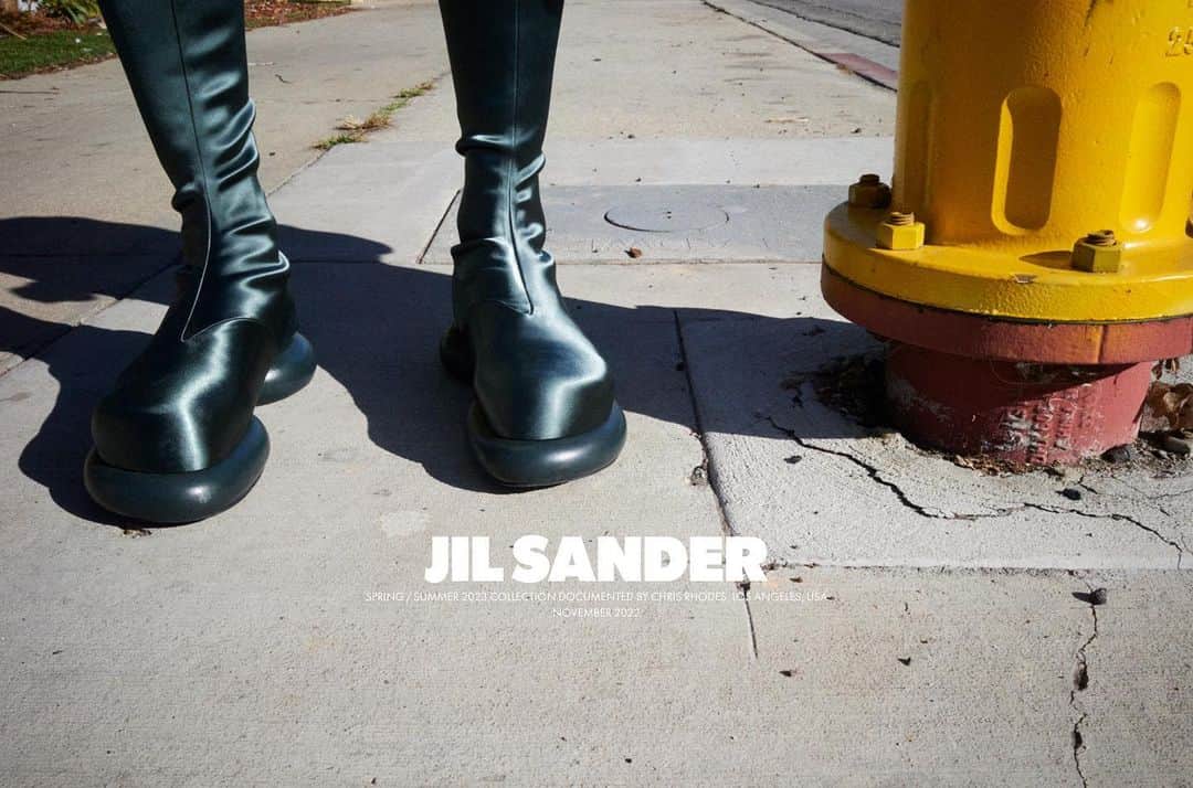 ジルサンダーのインスタグラム：「#JILSANDER  Spring/Summer 2023 campaign documented by Chris Rhodes, Los Angeles, USA November 2022 @chris.rhodes  Now available online and in selected stores #JilSanderbyLucieandLukeMeier」