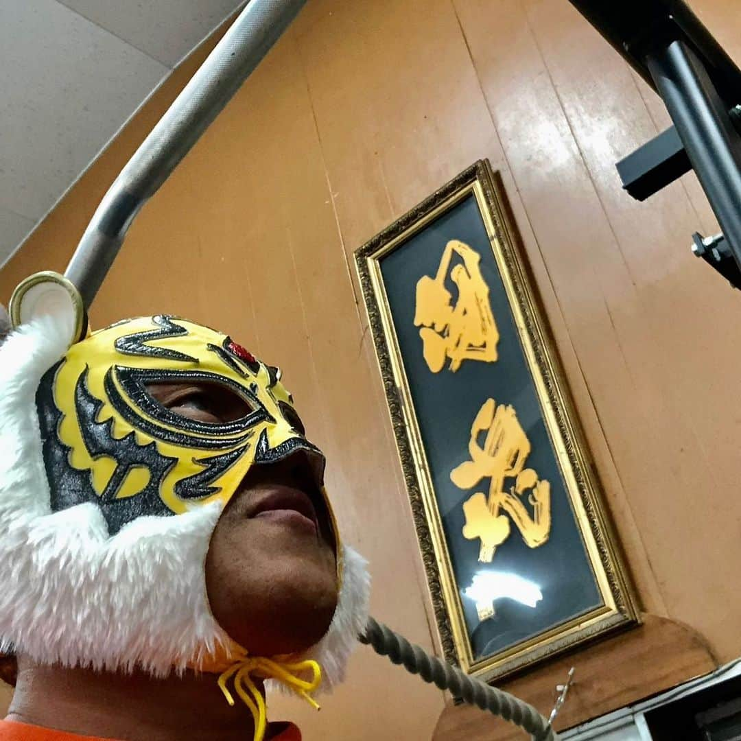 タイガーマスクさんのインスタグラム写真 - (タイガーマスクInstagram)「猪木会長が掲げた’闘魂' 見る度に気が引き締まる。 そして、リング上で赤いガウンの帯を取る姿が脳裏をよぎる。 #タイガーマスク #tigermask #njpw #闘魂 #アントニオ猪木 #燃える闘魂」5月19日 22時21分 - tigermask.njpw_official