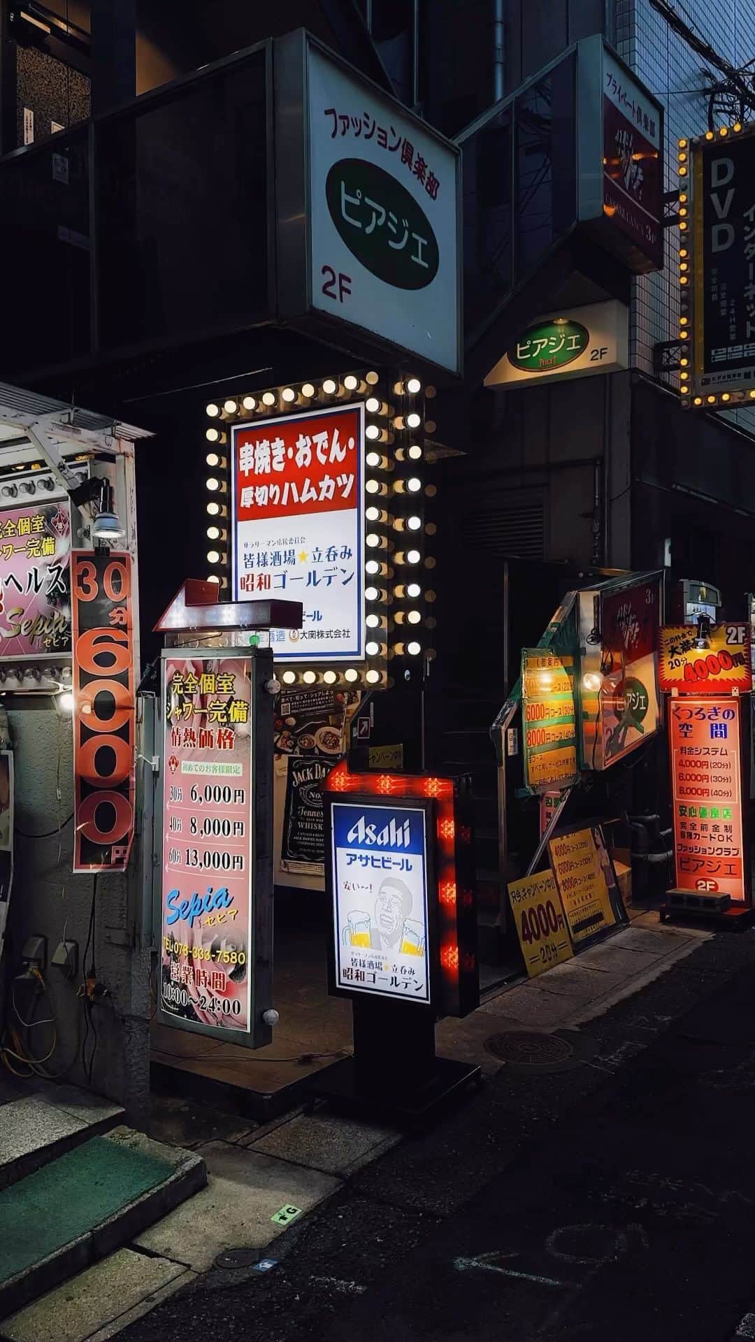 Kaiのインスタグラム：「Old school neon signs never gets old   Blinking lightbulbs and bold colors: a neon-lit glimpse into the late 80s in Japan. Many of these neon signs have been replaced by more modern ones. But there are still a few that remain, a reminder of a time gone by. When you see these signs, you can’t help but feel a sense of nostalgia.   #kobe #japan #neonsign #beautifuldestinations」