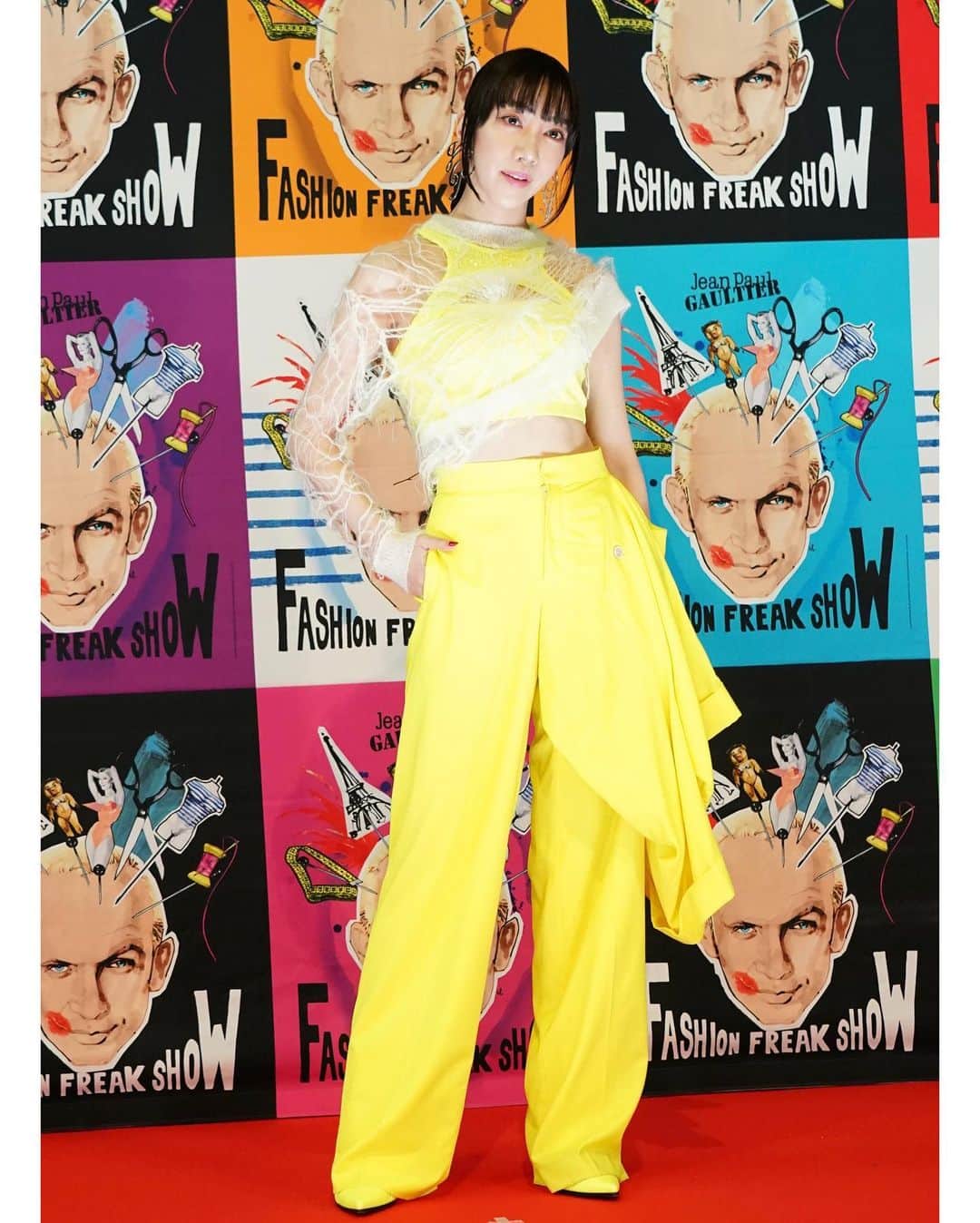 のインスタグラム：「ファッションデザイナー、ジャンポール・ゴルチエ（Jean Paul GAULTIER）が手がけるエンタテインメントショー 『ファッション・フリーク・ショー』が 本日から東急シアターオーブにて開幕しました🎪  初日を観劇しましたが、 最高におしゃれでエキサイティングな唯一無二のエンターテイメントです！！ 皆さまにもぜひこの世界観を体験していただきたい！と心から思いました🥰👏  そして昨日は開幕に向けてのレッドカーペットに出席してきました✨  ＜ 東京公演 ＞2023/5/19(金)～6/4(日)  5/24（水） 13:30 6/1（木）  18:30  ＜大阪公演＞2023/6/7(水)～6/11日(日)  6/7（水）  18:30  私の出演回はこちらです！ ファッションとエンターテイメントが融合した作品をぜひ劇場で体験してください🤍  チケットは、楽天チケット・チケットぴあ・ローソンチケット・イープラス・CNプレイガイド などで ただ今 発売中です🎟 https://fashionfreakshow.jp/schedule.html  #ファッションフリークショー  #ゴルチエ #jeanpaulgaultier #美弥るりか」