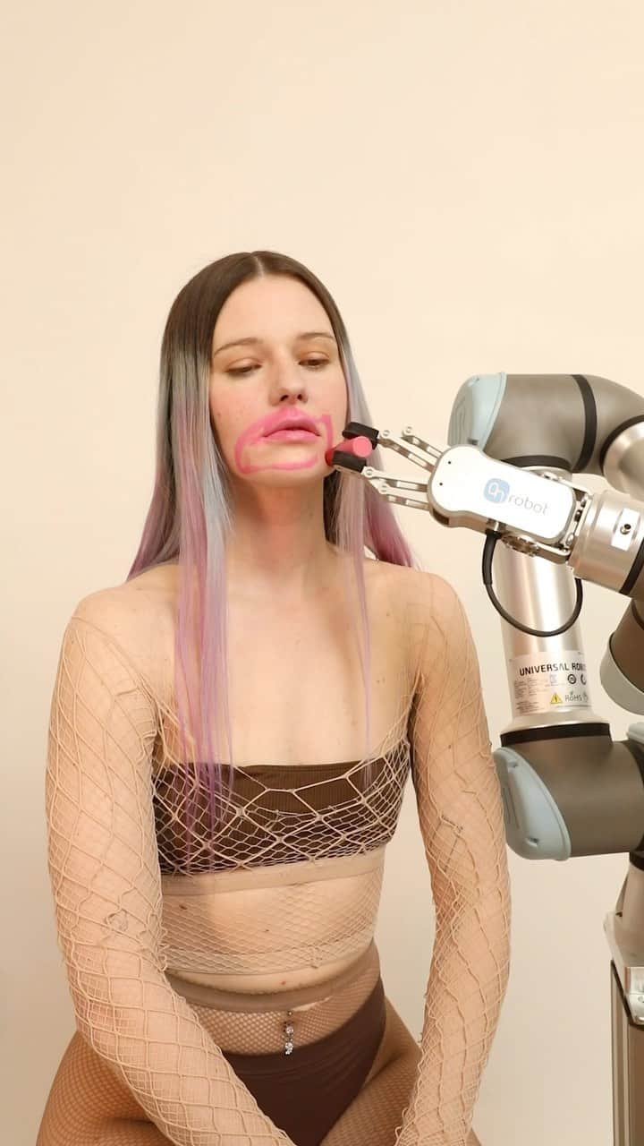 のインスタグラム：「The ~siren eyes~ single is out with two songs on it 💝 @frdrkgrn robot is playing cello on the songs (as well as giving me a make over here), @walterberge produced them ~ l!nk in bi0」