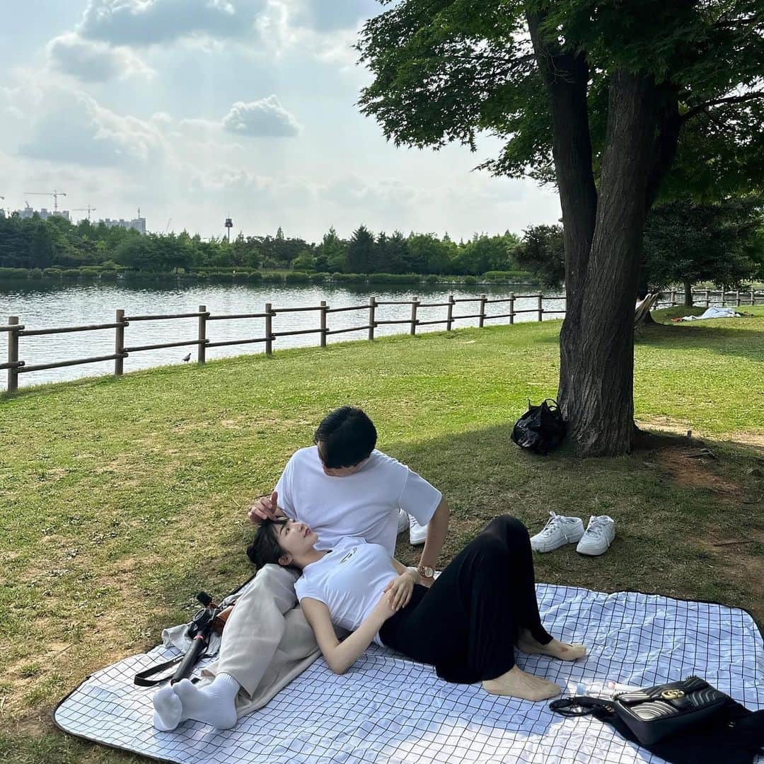 ゆかさんのインスタグラム写真 - (ゆかInstagram)「Pics by mommy🤍 . . . #family #couple #picnic #피크닉 #가족 #커플 #여행 #カップル #夫婦 #韓国旅行 #家族」5月19日 22時27分 - bjyuka