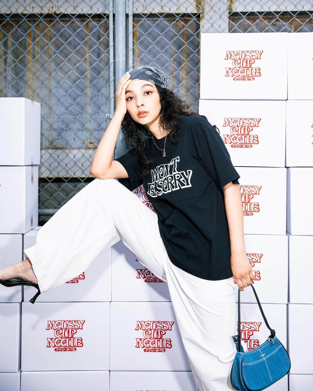 マウジーさんのインスタグラム写真 - (マウジーInstagram)「MOUSSY | CUP NOODLE  2023.5.18 thu RELEASE  日本のみならず、世界で愛されているカップヌードル。 海外のスーベニアショップからインスピレーションを受け、カップヌードルのフォントやパッケージをMOUSSYらしいデザインに落とし込んだアイテムがラインナップ。  ・POCKET LOGO TEE(010GS701-0580) ・EDGY CHAIN NECKLACE(010GS701-0640)  MOUSSYらしいストリートムードとカップヌードルの普遍的なかっこよさが加わったスペシャルなコラボレーションをぜひお楽しみください。  <NOVELTY> また、5月18日(木)よりMOUSSY | CUP NOODLEの商品発売を記念して、 全国のMOUSSY店舗／SHEL'TTER WEBSTOREにてスペシャルノベルティをお配りいたします。 MOUSSYの商品をお買い上げいただいたお客様に先着で、 MOUSSYらしいオリジナルのデニム風プリントに、スタッズやメタルパーツを打ったような風合いのシルバープリントを施した「カップヌードル ミニ」をプレゼント。 ※中身は通常のカップヌードミニです。 ※ノベルティは無くなり次第終了となります。予めご了承くださいませ。  #MOUSSY #NISSIN #cupnoodle #MOUSSYCUPNOODLE #マウジーヌードル  #cupnoodles #日清 #日清食品 #カップヌードル」5月19日 22時29分 - moussyofficial