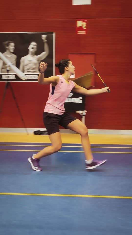 キャロリーナ・マリンのインスタグラム：「Otro día en la oficina | Another day at the office  #badminton #court #training #olympics #sport #badmintonplayer #athlete」