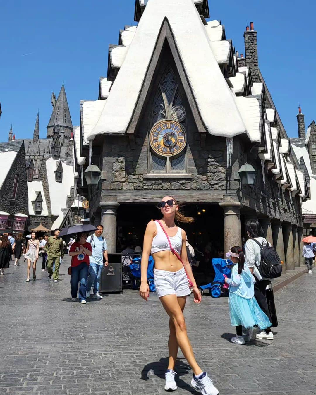 メリティナ・スタニウタさんのインスタグラム写真 - (メリティナ・スタニウタInstagram)「Universal resort  Beijing 🌍  - take a passport to get a ticket  70 € - zones of : Hogwarts , Jurrasic Park , Minons , KungFu panda  - lots of shops and cafes   But un total comparing to Disney in Tokyo and LA , to Universal studios in US ,or Harry Potter in London is quite small and not as exciting」5月19日 22時40分 - melitinastaniouta