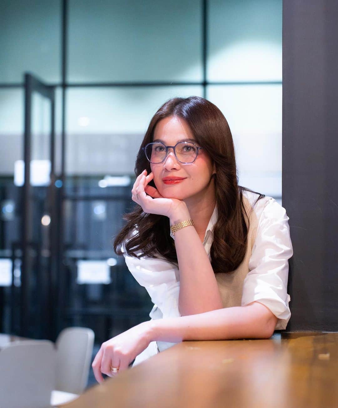 ベア・アロンゾのインスタグラム：「Sometimes, things are better said with your eyes 👀  @executiveoptical  #LoveYourEyes」