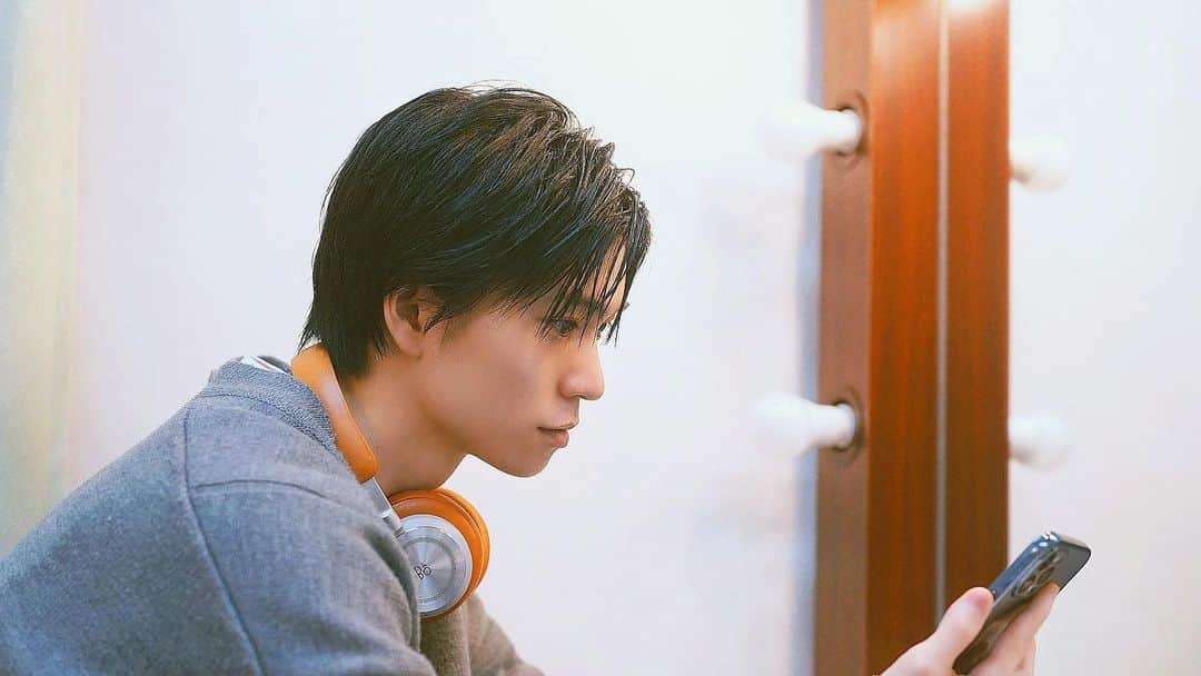 木津つばさのインスタグラム：「舞台『仁義なき幕末 -令和激闘篇-』 大阪公演、昨日初日の幕が開き 本日も公演が無事終幕 ご来場誠に有難う御座いました。  本日は親が広島から観に来てくれました。 幸せです。 その一言に尽きます。 親と連絡を取ってる公演終わりの木津。  これからも家族、友達、仲間、スタッフの皆様、ファンの皆様に成長した姿をお見せ出来るように、精進いたします。  ©︎岡宏明」