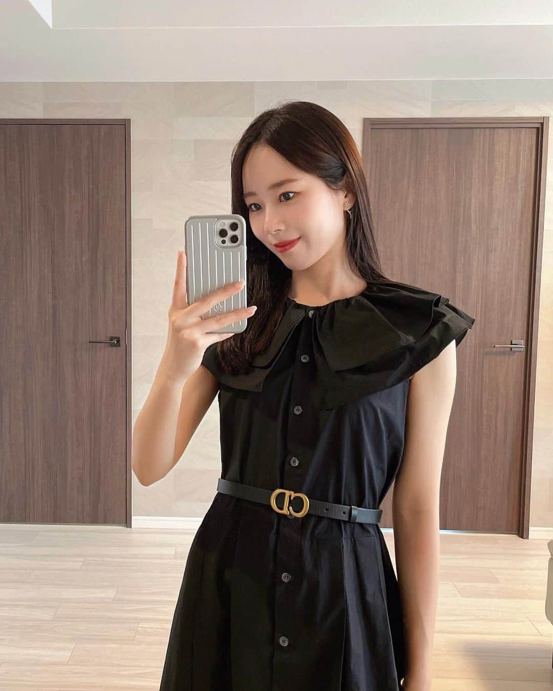ハンナミのインスタグラム：「先日の 📸🖤  大人気のフリルカラーワンピース. 本日21:00- 再受注予約スタートしています ♪  dress #eneu belt #dior」