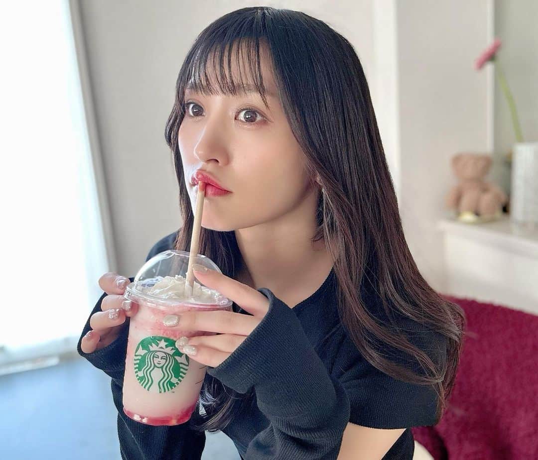 根岸愛のインスタグラム：「🍓✨🍓 . スタバ寄って いちごのフラペチーノ🍓買って 家で一緒に写真撮ろうと思って 飲むの我慢して持って帰ってきたら だいぶ溶けてしまってた😂 でも美味しかった🍓 わざわざスマホスタンド使って 撮ってるの笑う🤣はよ飲め🥛 #starbucks #starbuckscoffee #frappucino #スタバ #スターバックス #フラペチーノ #いちご」