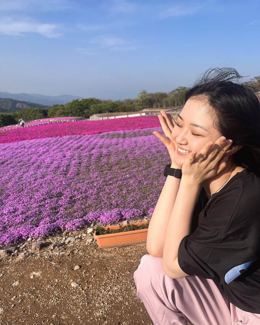 芳野心咲のインスタグラム：「お花綺麗すぎる💭💘  ここめっちゃ来たかった🥰  ・  ・  ・  ・  ・  #idol #アイドル #あいどる #NMB48 #nmb #07line #08line #ootd #oufit #Japan #15歳 #芳野心咲 #目 #眩しい #眩しすぎて #開けれなかった #くそぉ #悔しい #お花 #愛知県 #映え #映えスポット #ピンク #茶臼山 #芝桜 #桜 #日本 #Japan #trip  #ハート #旅」