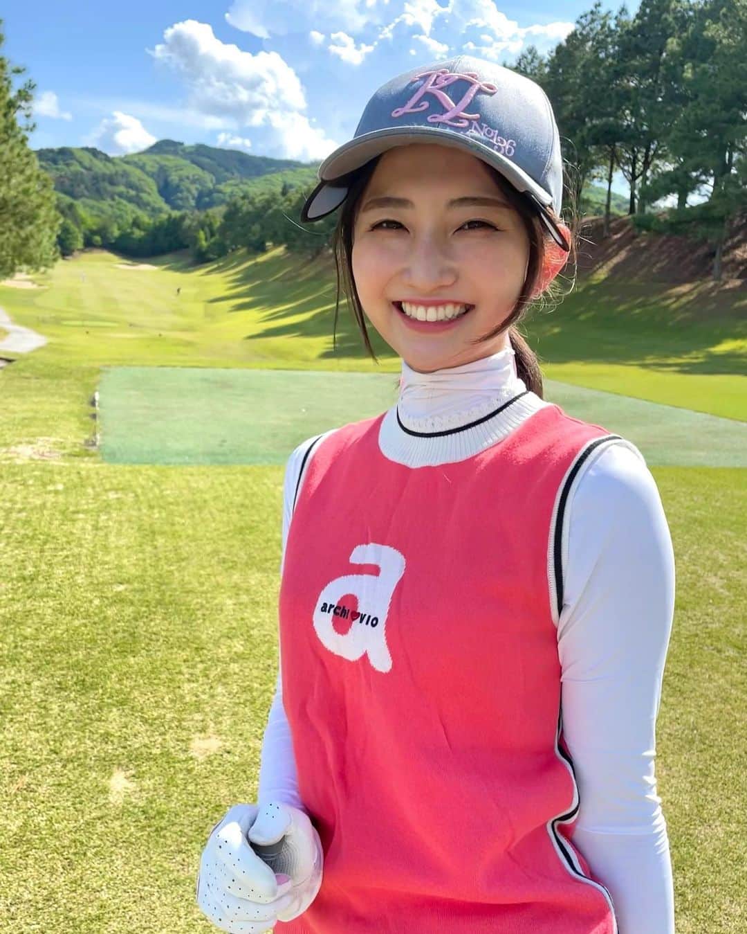 友廣南実のインスタグラム：「・ 先日、ラウンド行ってきましたー！！⛳️🏌️‍♀️ 初心者だけど楽しかったです🔰🐥  たくさん練習して、上手くなりたいなぁ〜🙄🙄  #ゴルフ #ゴルフ女子 #ゴルフウェア #ゴルフコーデ #archivio #kagatte #ラウンド」