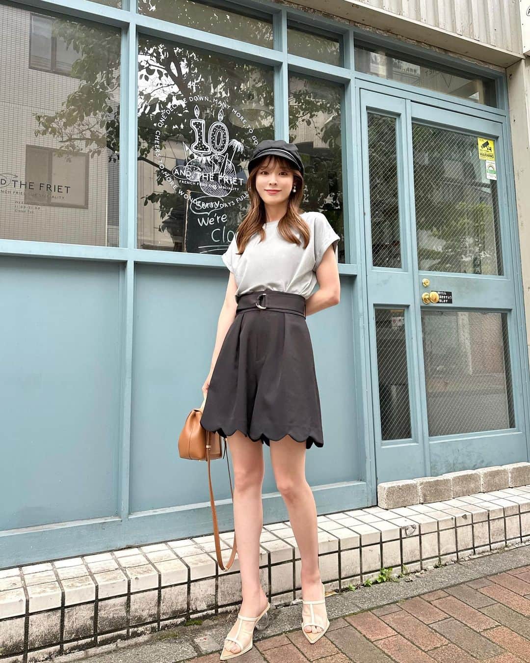 磯田 ひかる(Hikaru Isoda) のインスタグラム：「こんばんは🧸🌙 金曜日、今週も1週間お疲れ様でした〜！暑くなったり雨降ったり不安定ですね💭  この日はショーパンコーデ♡ さらっとTシャツと合わせてみたꕤ︎︎·͜· ︎︎  シンプルTは何枚あっても使える😮´- ショーパンはスカラップ裾になってるのが可愛い！  【着用アイテム】 Tops @classicalelf_official  綿100％、シンプルフレンチシルケットトップス グリーン mサイズ ¥1,999税込  Pants @31sonsdemode  スカラップキュロットパンツ ブラック 36 ¥9,900(税込)  Shoes @evol_official0  Bag @polene_paris  Hat @ca4la_official   ------------------------------ picaru：162cm / 骨格ウェーブ 1st ブライトスプリング 2nd ブライトサマー  大人可愛いスタイルアップコーデ ヘアメイクを合わせた トータルスタイリングを提案🤍  不定期にストーリーで ファッションお悩み相談募集中🥰 ------------------------------  他の投稿を見る→【@picaruuu】」