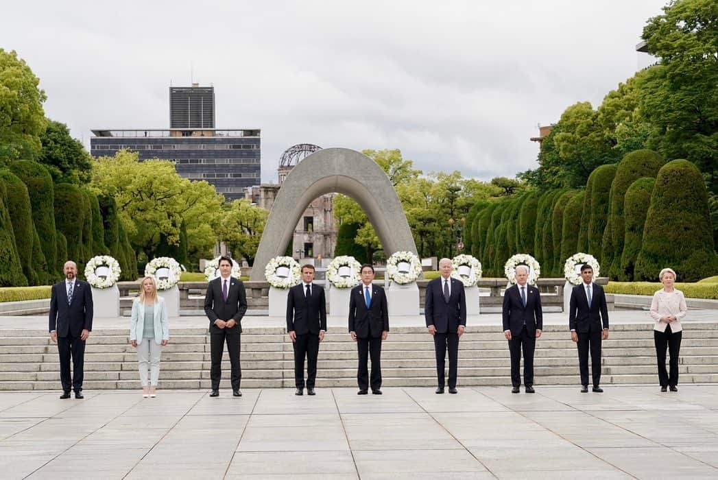 岸田文雄さんのインスタグラム写真 - (岸田文雄Instagram)「G7広島サミットが開幕しました。 3日間にわたり、ウクライナ情勢、核軍縮・不拡散、地域情勢、世界経済、また、気候変動、保健、開発といった地球規模の課題について、首脳レベルで議論します。 本日は、平和記念公園でＧ７首脳夫妻を出迎えた後、Ｇ７首脳と共に原爆資料館を訪問し、被爆者の方との対話、慰霊碑への献花を行いました。被爆の実相への理解を深めてもらいながら、「核兵器のない世界」の実現に向けたG7としてのコミットメントを世界に向け、力強く発信する機会となりました。  #岸田文雄 #きしだふみお  #内閣総理大臣  #広島 #hiroshima  #g7 #サミット  #原爆資料館  #厳島神社」5月19日 22時44分 - fumio_kishida