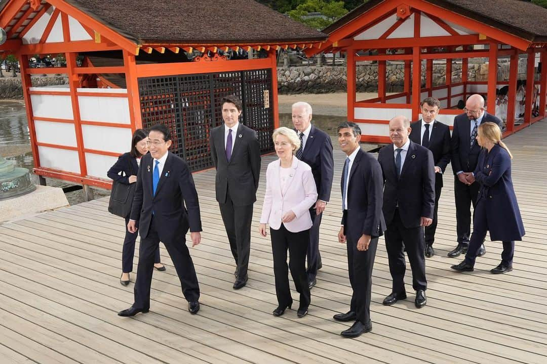 岸田文雄のインスタグラム：「G7広島サミットが開幕しました。 3日間にわたり、ウクライナ情勢、核軍縮・不拡散、地域情勢、世界経済、また、気候変動、保健、開発といった地球規模の課題について、首脳レベルで議論します。 本日は、平和記念公園でＧ７首脳夫妻を出迎えた後、Ｇ７首脳と共に原爆資料館を訪問し、被爆者の方との対話、慰霊碑への献花を行いました。被爆の実相への理解を深めてもらいながら、「核兵器のない世界」の実現に向けたG7としてのコミットメントを世界に向け、力強く発信する機会となりました。  #岸田文雄 #きしだふみお  #内閣総理大臣  #広島 #hiroshima  #g7 #サミット  #原爆資料館  #厳島神社」