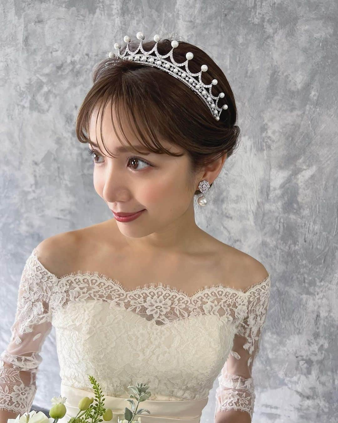 竹本実加のインスタグラム：「本日はいつもお世話になってる @lovetiara.bridal 様の広告撮影でした👑 ⁡ 可愛いに囲まれた撮影で 毎回幸福度高い現場です🥹🫶🏻🫶🏻🫶🏻 ⁡ そして毎回、 可愛いを更新してくる新作商品たち！🥹 ラインナップはティアラ以外にもたくさんありますよ🙆🏻‍♀️ ⁡ 今回私が可愛いと思ったものを 一部ご紹介🥳💎 ⁡ ⁡ ⁡ みずほさんの表情作りが本当にお上手で、 スタッフ全員癒されてました🥰🥰🥰 ⁡ ⁡ ⁡ 𓂃𓈒𓂂𓏸 ⁡ 𝑺𝒑𝒆𝒄𝒊𝒂𝒍 𝒕𝒉𝒂𝒏𝒌𝒔！ ⁡ 𝑚𝑜𝑑𝑒𝑙 @chanmi_324 ⁡ いつもありがとうございます💕 @lovetiara.bridal ⁡ ⁡ #ふわふわシニヨン #タイトシニヨン #ダウンスタイル #ティアラ #カチューシャ #パールアレンジ #ブライダルアクセサリー ⁡ ⁡ ⁡ ┈┈┈┈┈┈┈┈┈┈┈ 𝕊𝕔𝕙𝕖𝕕𝕦𝕝𝕖 🗓 ┈┈┈┈┈┈┈┈┈┈┈ ⁡ 週末空き状況 ※5.19更新 ⁡ ⚫︎予約は一年前の1日より受付けております。 ⚫︎土日祝のロケーションフォト希望は 3ヶ月前より予約可能です📸 ⁡ ⁡ ⁡ 【2023】 6月…🈵 7月…15(土)のみ 8月…6(日), 11(祝金), 13(日) 9月…10(日), 17(日), 23(土) 10月…7(土), 22(日) 11月…26(日)空きが出ました 12月…17(日)のみ ⁡ ⁡ ⁡ ┈┈┈┈┈┈┈┈┈┈┈ ℂ𝕠𝕟𝕥𝕒𝕔𝕥 💫 ┈┈┈┈┈┈┈┈┈┈┈ ⁡ ▶︎京都和装ロケーションフォト @mydresser.kyoto にて👘⛩ ⁡ ▶︎お問い合わせは @mydresser.bridal の プロフィールリンクより💁🏻‍♀️ ⁡ ⁡ #挙式ヘアメイク #お色直し #ブライダルヘアメイク #ヘアメイクリハーサル #外注ヘアメイク #持ち込み美容 #持ち込みヘアメイク #挙式ヘアメイク #披露宴ヘアメイク #ロケーションフォト #前撮り #後撮り #前撮りヘアメイク #東京駅前撮り #丸の内前撮り #京都前撮り #和装ロケーションフォト #和装ヘアメイク #関西ヘアメイク #艶肌メイク #結婚準備」