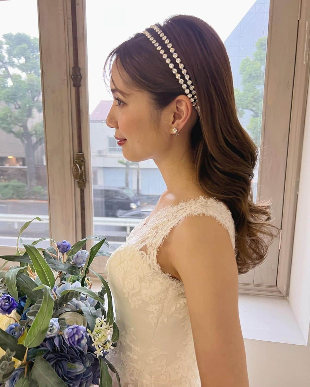 竹本実加さんのインスタグラム写真 - (竹本実加Instagram)「本日はいつもお世話になってる @lovetiara.bridal 様の広告撮影でした👑 ⁡ 可愛いに囲まれた撮影で 毎回幸福度高い現場です🥹🫶🏻🫶🏻🫶🏻 ⁡ そして毎回、 可愛いを更新してくる新作商品たち！🥹 ラインナップはティアラ以外にもたくさんありますよ🙆🏻‍♀️ ⁡ 今回私が可愛いと思ったものを 一部ご紹介🥳💎 ⁡ ⁡ ⁡ みずほさんの表情作りが本当にお上手で、 スタッフ全員癒されてました🥰🥰🥰 ⁡ ⁡ ⁡ 𓂃𓈒𓂂𓏸 ⁡ 𝑺𝒑𝒆𝒄𝒊𝒂𝒍 𝒕𝒉𝒂𝒏𝒌𝒔！ ⁡ 𝑚𝑜𝑑𝑒𝑙 @chanmi_324 ⁡ いつもありがとうございます💕 @lovetiara.bridal ⁡ ⁡ #ふわふわシニヨン #タイトシニヨン #ダウンスタイル #ティアラ #カチューシャ #パールアレンジ #ブライダルアクセサリー ⁡ ⁡ ⁡ ┈┈┈┈┈┈┈┈┈┈┈ 𝕊𝕔𝕙𝕖𝕕𝕦𝕝𝕖 🗓 ┈┈┈┈┈┈┈┈┈┈┈ ⁡ 週末空き状況 ※5.19更新 ⁡ ⚫︎予約は一年前の1日より受付けております。 ⚫︎土日祝のロケーションフォト希望は 3ヶ月前より予約可能です📸 ⁡ ⁡ ⁡ 【2023】 6月…🈵 7月…15(土)のみ 8月…6(日), 11(祝金), 13(日) 9月…10(日), 17(日), 23(土) 10月…7(土), 22(日) 11月…26(日)空きが出ました 12月…17(日)のみ ⁡ ⁡ ⁡ ┈┈┈┈┈┈┈┈┈┈┈ ℂ𝕠𝕟𝕥𝕒𝕔𝕥 💫 ┈┈┈┈┈┈┈┈┈┈┈ ⁡ ▶︎京都和装ロケーションフォト @mydresser.kyoto にて👘⛩ ⁡ ▶︎お問い合わせは @mydresser.bridal の プロフィールリンクより💁🏻‍♀️ ⁡ ⁡ #挙式ヘアメイク #お色直し #ブライダルヘアメイク #ヘアメイクリハーサル #外注ヘアメイク #持ち込み美容 #持ち込みヘアメイク #挙式ヘアメイク #披露宴ヘアメイク #ロケーションフォト #前撮り #後撮り #前撮りヘアメイク #東京駅前撮り #丸の内前撮り #京都前撮り #和装ロケーションフォト #和装ヘアメイク #関西ヘアメイク #艶肌メイク #結婚準備」5月19日 22時45分 - mika.mydresser