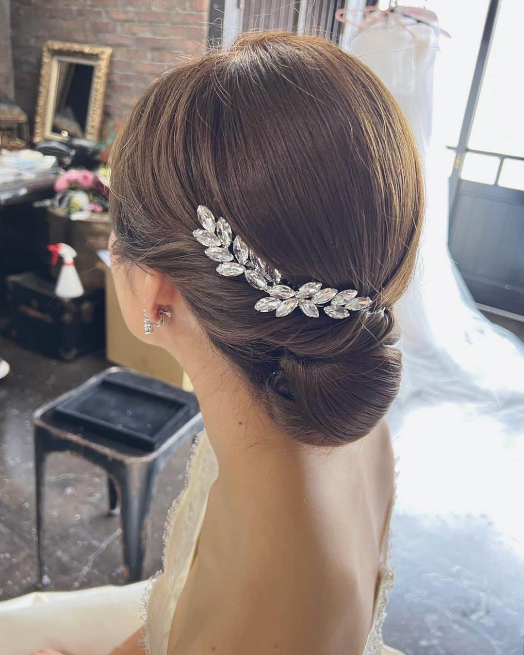 竹本実加さんのインスタグラム写真 - (竹本実加Instagram)「本日はいつもお世話になってる @lovetiara.bridal 様の広告撮影でした👑 ⁡ 可愛いに囲まれた撮影で 毎回幸福度高い現場です🥹🫶🏻🫶🏻🫶🏻 ⁡ そして毎回、 可愛いを更新してくる新作商品たち！🥹 ラインナップはティアラ以外にもたくさんありますよ🙆🏻‍♀️ ⁡ 今回私が可愛いと思ったものを 一部ご紹介🥳💎 ⁡ ⁡ ⁡ みずほさんの表情作りが本当にお上手で、 スタッフ全員癒されてました🥰🥰🥰 ⁡ ⁡ ⁡ 𓂃𓈒𓂂𓏸 ⁡ 𝑺𝒑𝒆𝒄𝒊𝒂𝒍 𝒕𝒉𝒂𝒏𝒌𝒔！ ⁡ 𝑚𝑜𝑑𝑒𝑙 @chanmi_324 ⁡ いつもありがとうございます💕 @lovetiara.bridal ⁡ ⁡ #ふわふわシニヨン #タイトシニヨン #ダウンスタイル #ティアラ #カチューシャ #パールアレンジ #ブライダルアクセサリー ⁡ ⁡ ⁡ ┈┈┈┈┈┈┈┈┈┈┈ 𝕊𝕔𝕙𝕖𝕕𝕦𝕝𝕖 🗓 ┈┈┈┈┈┈┈┈┈┈┈ ⁡ 週末空き状況 ※5.19更新 ⁡ ⚫︎予約は一年前の1日より受付けております。 ⚫︎土日祝のロケーションフォト希望は 3ヶ月前より予約可能です📸 ⁡ ⁡ ⁡ 【2023】 6月…🈵 7月…15(土)のみ 8月…6(日), 11(祝金), 13(日) 9月…10(日), 17(日), 23(土) 10月…7(土), 22(日) 11月…26(日)空きが出ました 12月…17(日)のみ ⁡ ⁡ ⁡ ┈┈┈┈┈┈┈┈┈┈┈ ℂ𝕠𝕟𝕥𝕒𝕔𝕥 💫 ┈┈┈┈┈┈┈┈┈┈┈ ⁡ ▶︎京都和装ロケーションフォト @mydresser.kyoto にて👘⛩ ⁡ ▶︎お問い合わせは @mydresser.bridal の プロフィールリンクより💁🏻‍♀️ ⁡ ⁡ #挙式ヘアメイク #お色直し #ブライダルヘアメイク #ヘアメイクリハーサル #外注ヘアメイク #持ち込み美容 #持ち込みヘアメイク #挙式ヘアメイク #披露宴ヘアメイク #ロケーションフォト #前撮り #後撮り #前撮りヘアメイク #東京駅前撮り #丸の内前撮り #京都前撮り #和装ロケーションフォト #和装ヘアメイク #関西ヘアメイク #艶肌メイク #結婚準備」5月19日 22時45分 - mika.mydresser