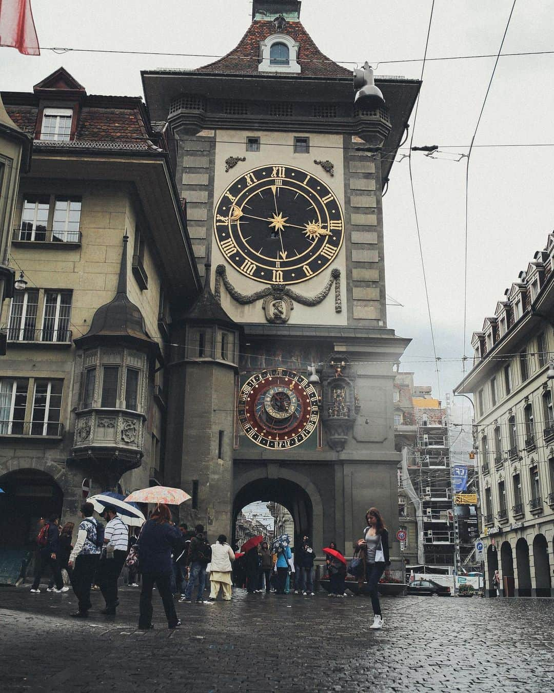 haru wagnusのインスタグラム：「Landscape of Bern 🇨🇭 ㅤㅤㅤㅤㅤㅤㅤㅤㅤㅤㅤㅤㅤ ㅤㅤㅤㅤㅤㅤㅤㅤㅤㅤㅤㅤㅤ もうだいぶ前に訪れた街ベルン。僕がカメラを始めて本当にわずかの頃に訪れた街で、当時夢中で景色を撮影していました。使ってたレンズはCarlzeiss Distagon 35mm F1.4で、この街にあってたレンズでした。この日は雨で、その湿度の世界観が、ベルンという街に溶け込み、とても素敵な雰囲気を作っていました。スイスの首都だけど、全然都会じゃなくて、ちょっとヨーロッパの田舎町のような雰囲気があって、素敵な街だった。 ㅤㅤㅤㅤㅤㅤㅤㅤㅤㅤㅤㅤㅤ ㅤㅤㅤㅤㅤㅤㅤㅤㅤㅤㅤㅤㅤ #switzerland #bern #carlzeisslenses #swiss #swisstravel #travelphotography #traveler #travelholic #トラベラーズノート #旅行好きな人と繋がりたい #旅好きな人と繋がりたい #旅行大好き #旅に出たい #ヨーロッパ旅行 #veltra #newtで海外旅行」