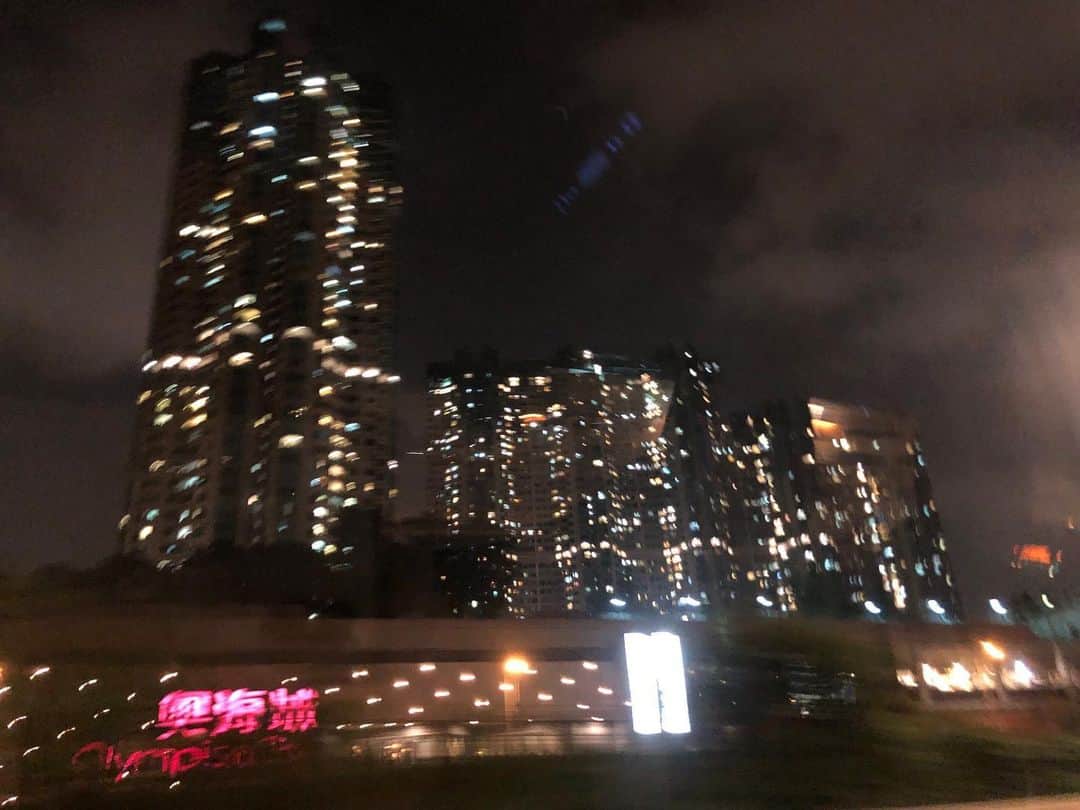 アグネス・チャンのインスタグラム：「香港に着いたよ。港も住宅街もキラキラ。故郷の明かりに癒されます。」