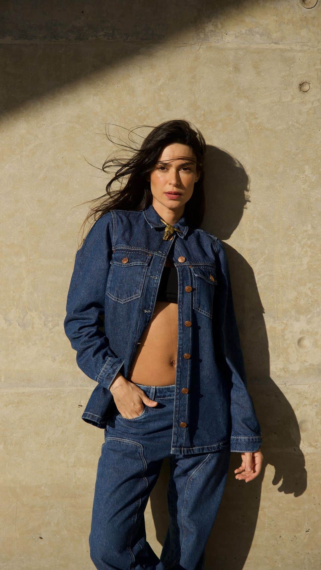 Thaila Ayalaのインスタグラム：「Que o jeans é uma das peças mais essenciais de todo guarda roupa acho que ninguém discorda, não é mesmo? Amanhã é dia do jeans e nesse ano o nosso queridinho completa 150 anos de história. Por isso, nada melhor do que vestir o jeans @damyller, o mais sustentável do Brasil. Isso porque a marca possui a tecnologia exclusiva ATMOS, que é livre de cloro, usa 96% menos água em 80% da produção e 85% menos produtos químicos. Coisa linda! Vem conhecer o ATMOS e se apaixonar também! #meujeansdamyller #publi」