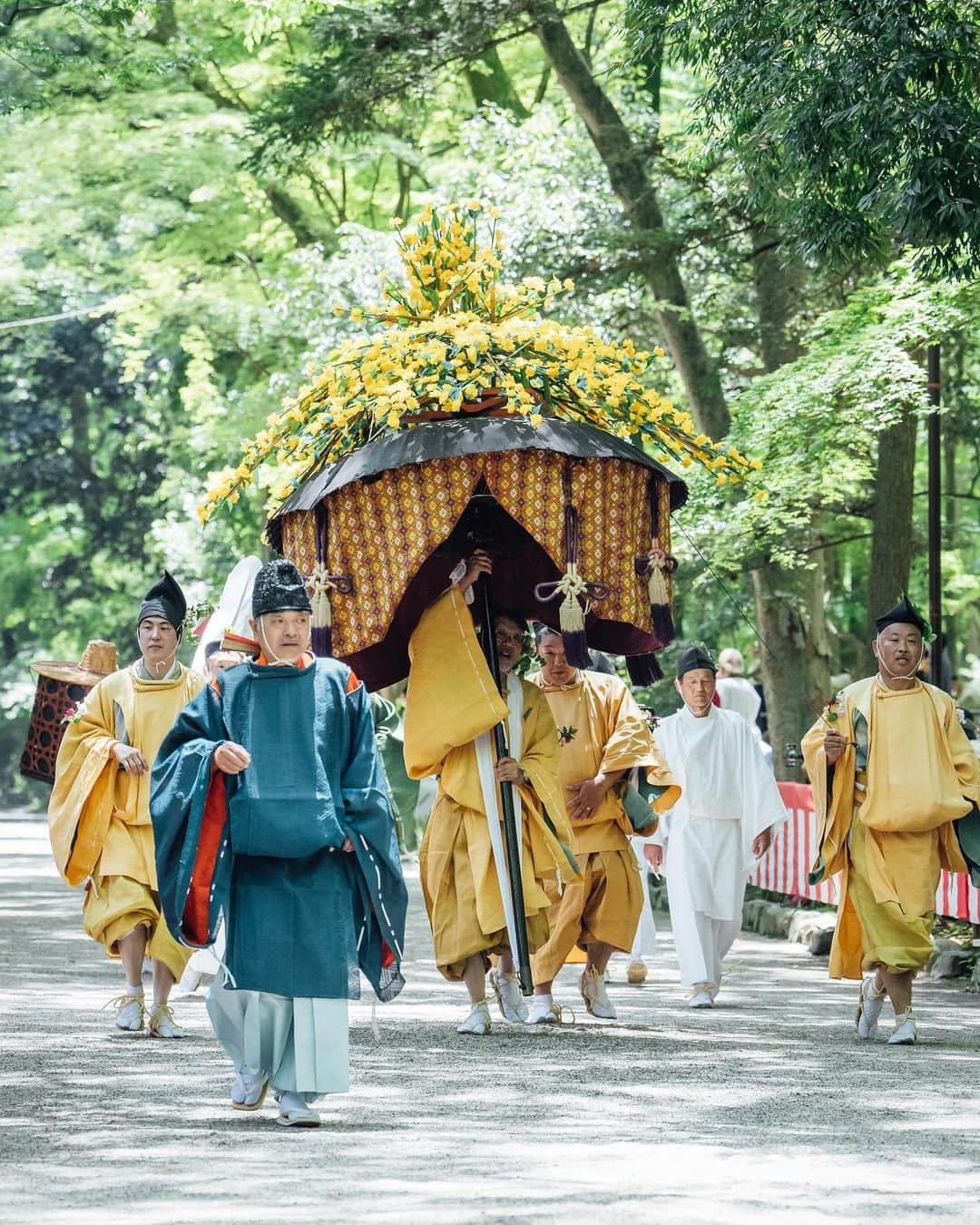 京都いいとこフォトさんのインスタグラム写真 - (京都いいとこフォトInstagram)「. 京都三大祭のひとつ「葵祭」。 4年ぶりの開催となった「路頭の儀」では、平安貴族の衣装を身にまとった総勢約500人が、京都御所から上賀茂神社へと練り歩きます。 . The Aoi Matsuri is one of the three major festivals in Kyoto. In the "Roto no gi(Roadside ceremony)" held for the first time in four years, a total of about 500 people dressed in the costumes of Heian aristocrats parade from the Kyoto Imperial Palace to Kamigamo Shrine. . Date : 2023.5.16 Location : #下鴨神社 #糺の森 Photo : @kohei713 .」5月19日 22時53分 - kyoto_iitoko