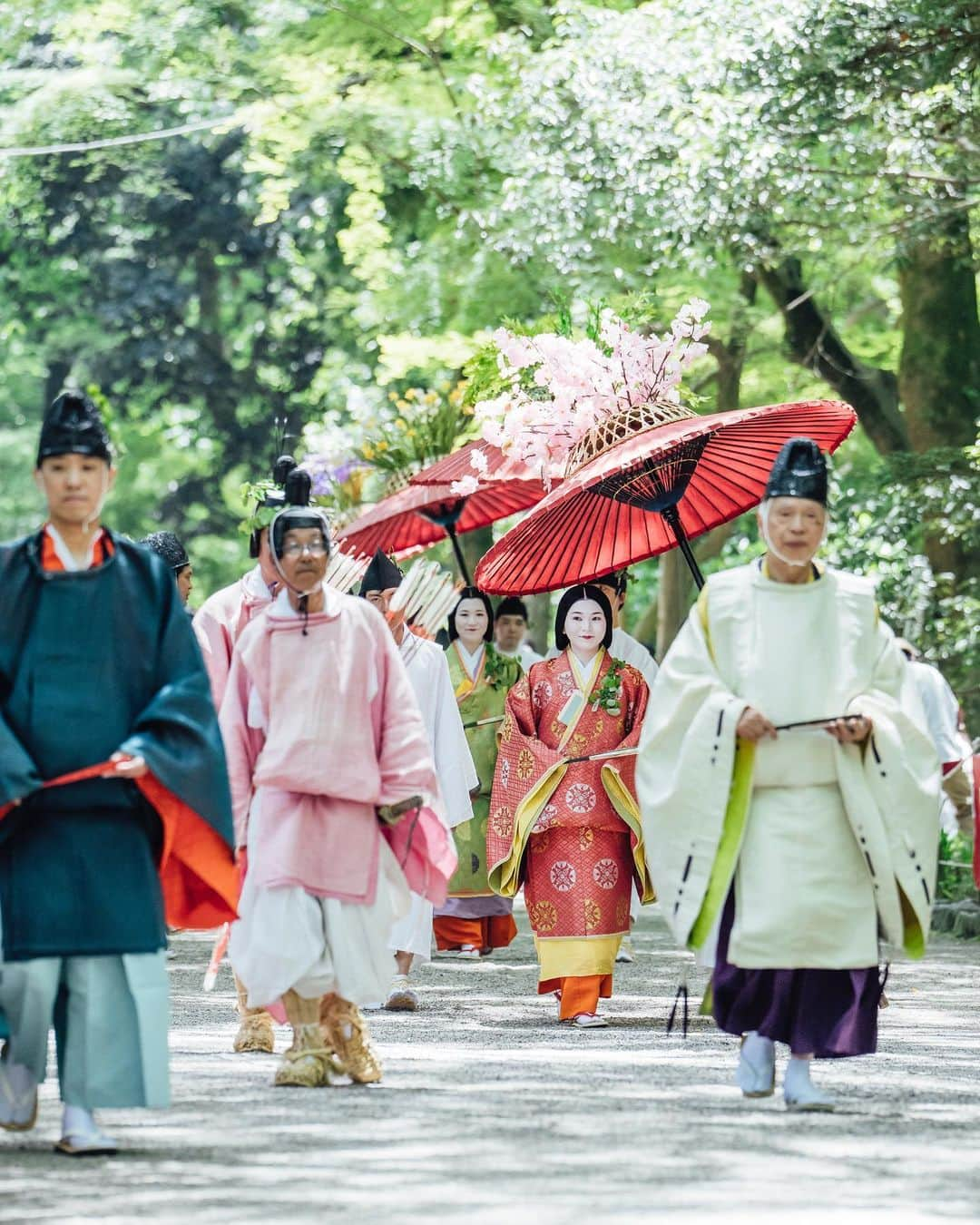 京都いいとこフォトさんのインスタグラム写真 - (京都いいとこフォトInstagram)「. 京都三大祭のひとつ「葵祭」。 4年ぶりの開催となった「路頭の儀」では、平安貴族の衣装を身にまとった総勢約500人が、京都御所から上賀茂神社へと練り歩きます。 . The Aoi Matsuri is one of the three major festivals in Kyoto. In the "Roto no gi(Roadside ceremony)" held for the first time in four years, a total of about 500 people dressed in the costumes of Heian aristocrats parade from the Kyoto Imperial Palace to Kamigamo Shrine. . Date : 2023.5.16 Location : #下鴨神社 #糺の森 Photo : @kohei713 .」5月19日 22時53分 - kyoto_iitoko