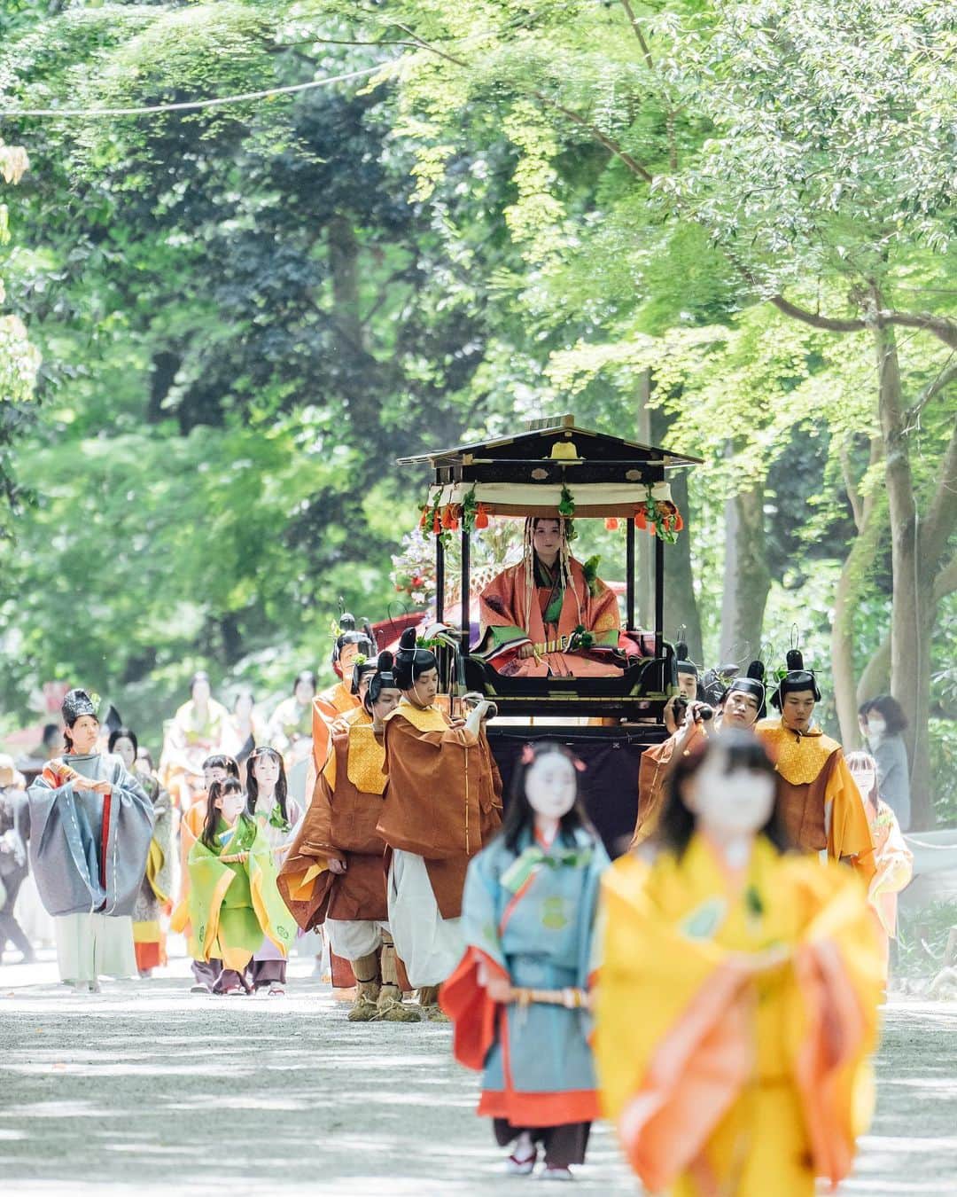 京都いいとこフォトさんのインスタグラム写真 - (京都いいとこフォトInstagram)「. 京都三大祭のひとつ「葵祭」。 4年ぶりの開催となった「路頭の儀」では、平安貴族の衣装を身にまとった総勢約500人が、京都御所から上賀茂神社へと練り歩きます。 . The Aoi Matsuri is one of the three major festivals in Kyoto. In the "Roto no gi(Roadside ceremony)" held for the first time in four years, a total of about 500 people dressed in the costumes of Heian aristocrats parade from the Kyoto Imperial Palace to Kamigamo Shrine. . Date : 2023.5.16 Location : #下鴨神社 #糺の森 Photo : @kohei713 .」5月19日 22時53分 - kyoto_iitoko
