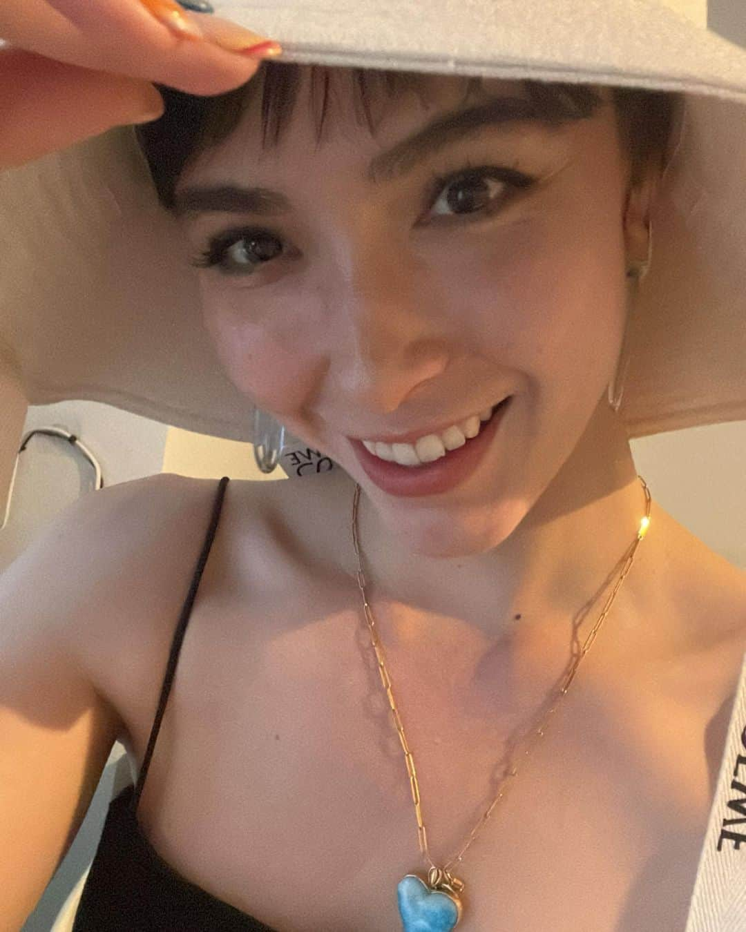 ダンシーシャノン美沙さんのインスタグラム写真 - (ダンシーシャノン美沙Instagram)「New hair 🩵 ベリーショート☺️ もうなびかない🐕✨🌈  初めてこんな短くしたけど 心がこんなに軽くなるとは 思わなかった🏝️  頭の後ろで呼吸できるよ🙈笑  なびく髪がないから 何するにも集中出来て 前髪もかからないから 頭が傾くこともなく どんな時も真っ直ぐいられる🙈🩵  最高☺️  @abbey_nakamura  カットはいつも最高にしてくれる 中村さん🥰」5月19日 22時54分 - shannon.fancy