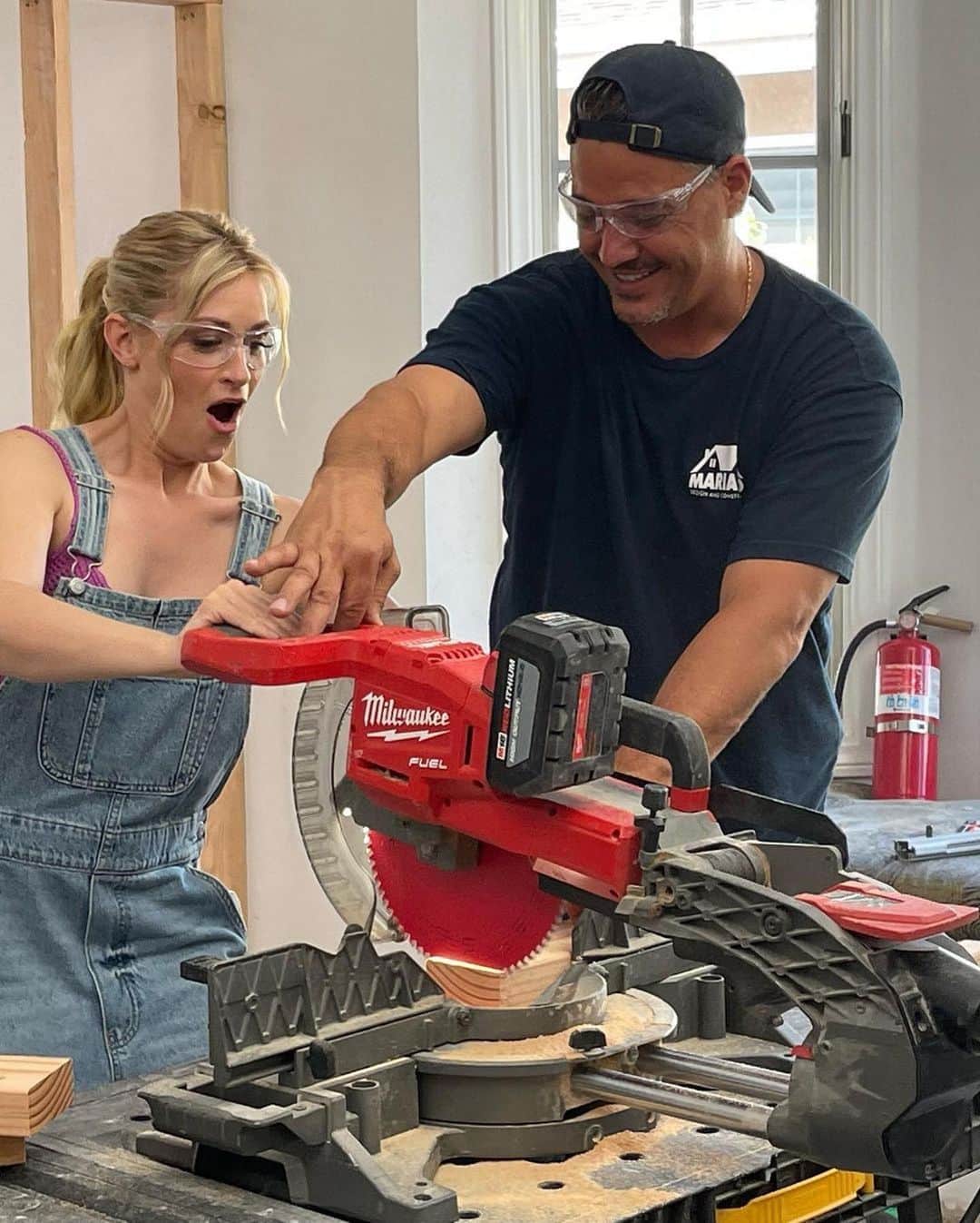 ベス・ベアーズのインスタグラム：「I can't believe they gave me power tools....  #Repost @bostonrobmariano ・・・ Someone had a little fun working with Power Tools yesterday on the set of Secret Celebrity Ronovation! Season 3 coming This Summer on @cbstv @jumaent_tv  @bethbehrs」