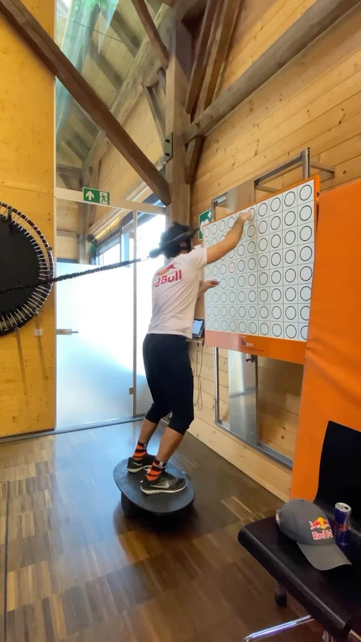 レッドブルのインスタグラム：「elite level focus and coordination, courtesy of @costadario 😤🔥💪  #redbull #givesyouwiiings #aerialsports #training #concentration #focus #coordination」