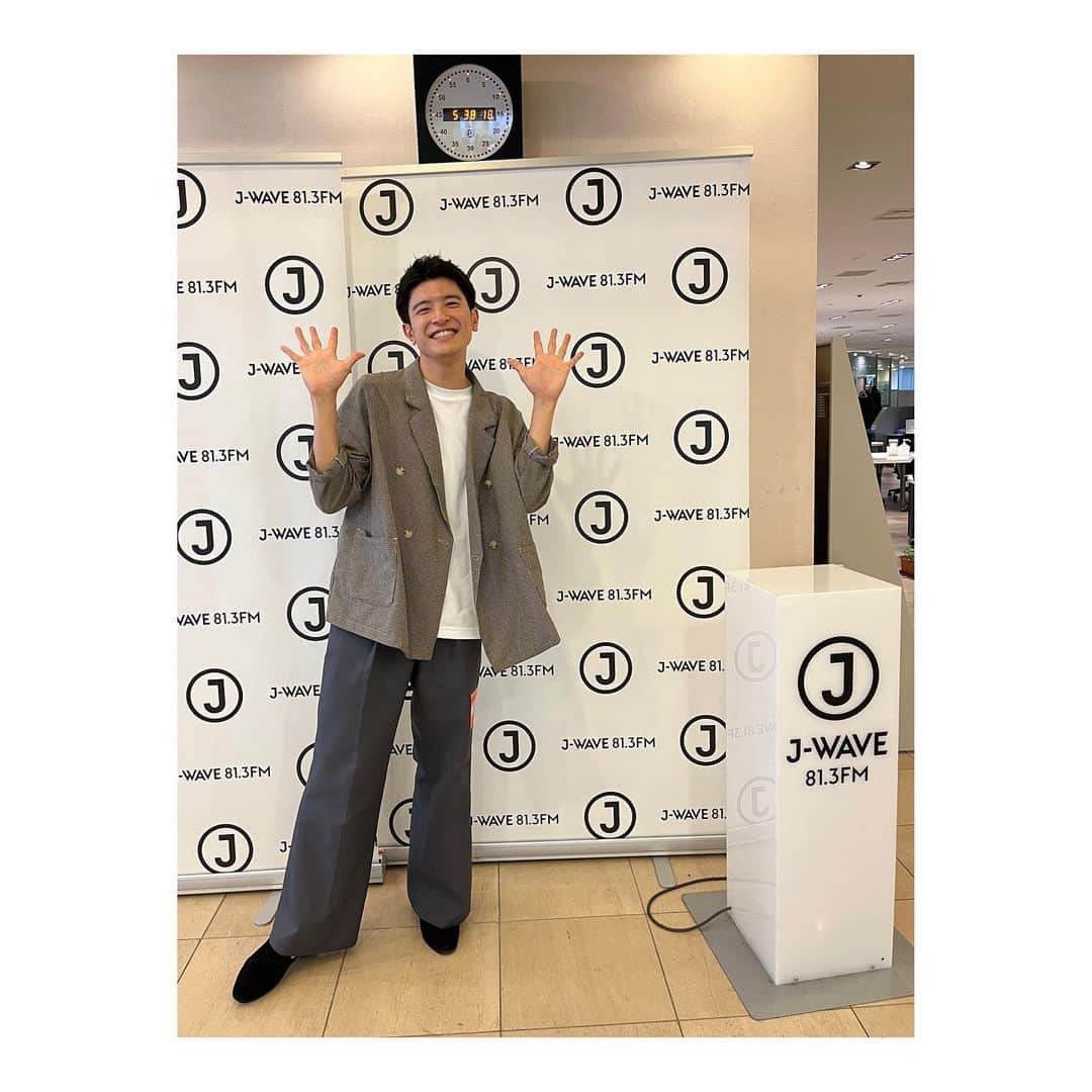 篠原光のインスタグラム：「. J-WAVE『START LINE』 @startline_813 でeスポーツキャスターのお仕事についてお話ししてきました！  聞き上手な長谷川ミラさん( @jenmilaa )のおかげで超のびのびお話しできました😭 楽しかった！！  #ゲストでお邪魔してるのに #頬杖つくな😠 #失礼しました😭 #気づきませんでした😭 #そのくらいのびのび #楽しく #お話しさせて頂けました #楽しかった」
